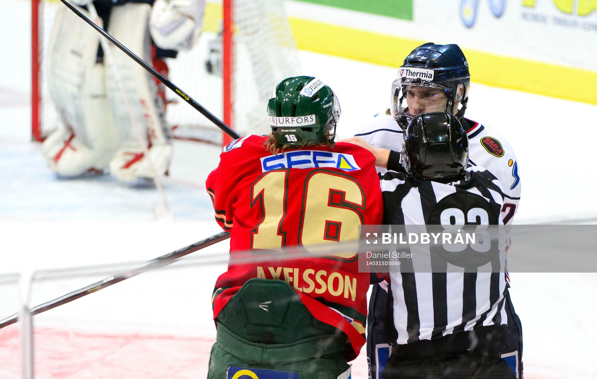 Frölundas Dick Axelsson försöker få tag i Linköpings