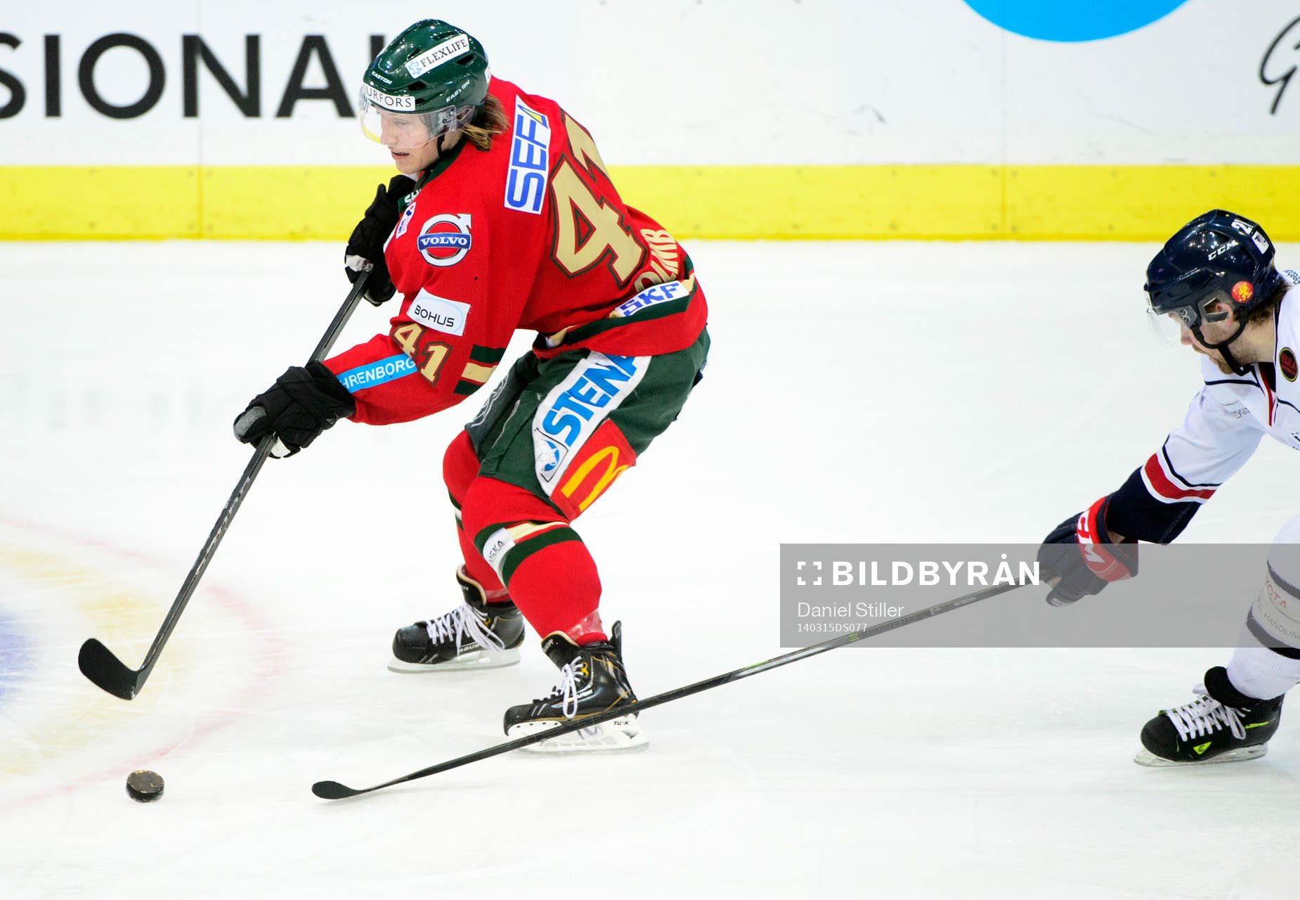 Frölundas Mathis Olimb åker ifrån Linköpings Joachim