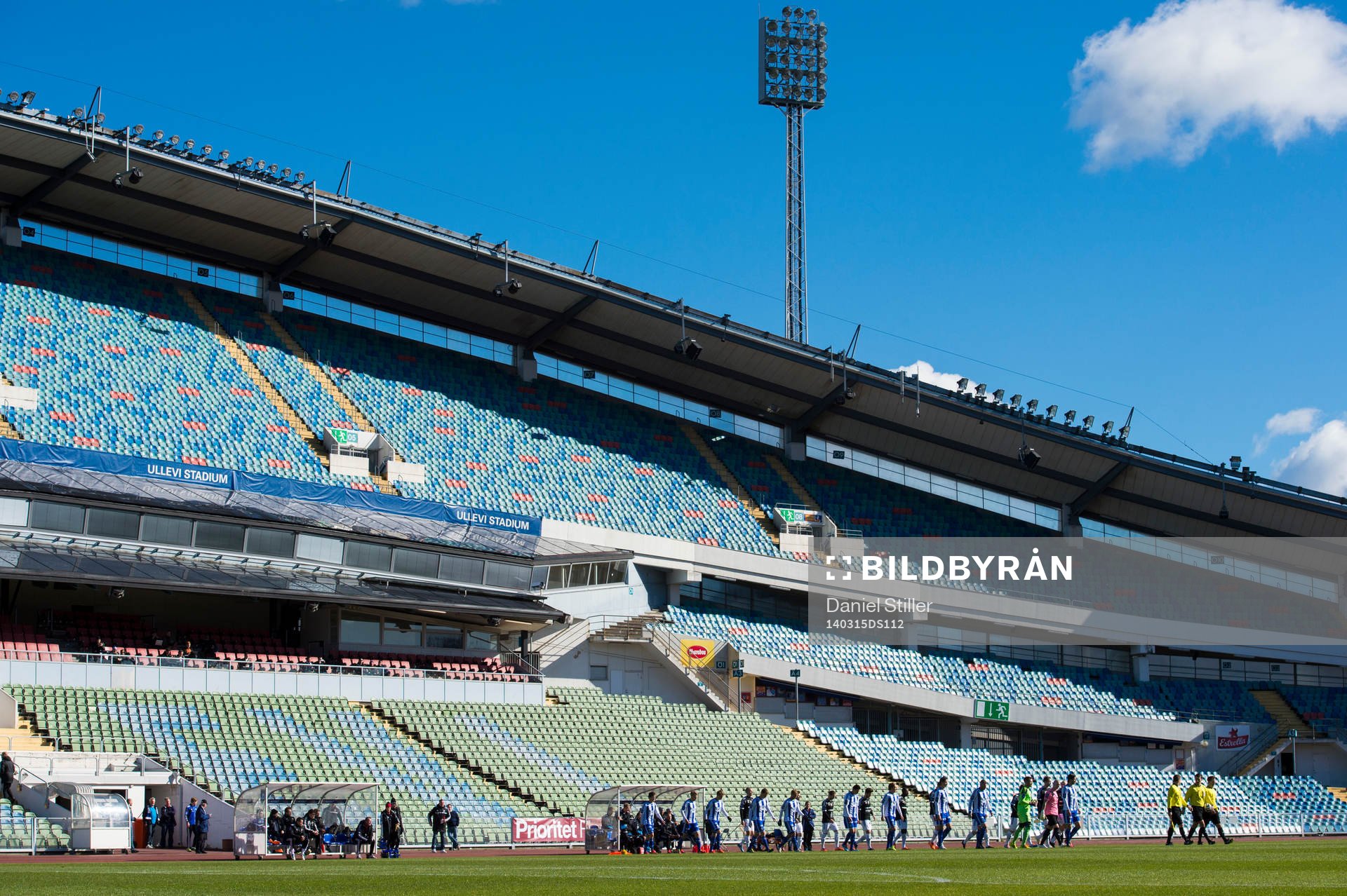 Lagen marscherar in på Nya Ullevi innan fotbollsmatchen i