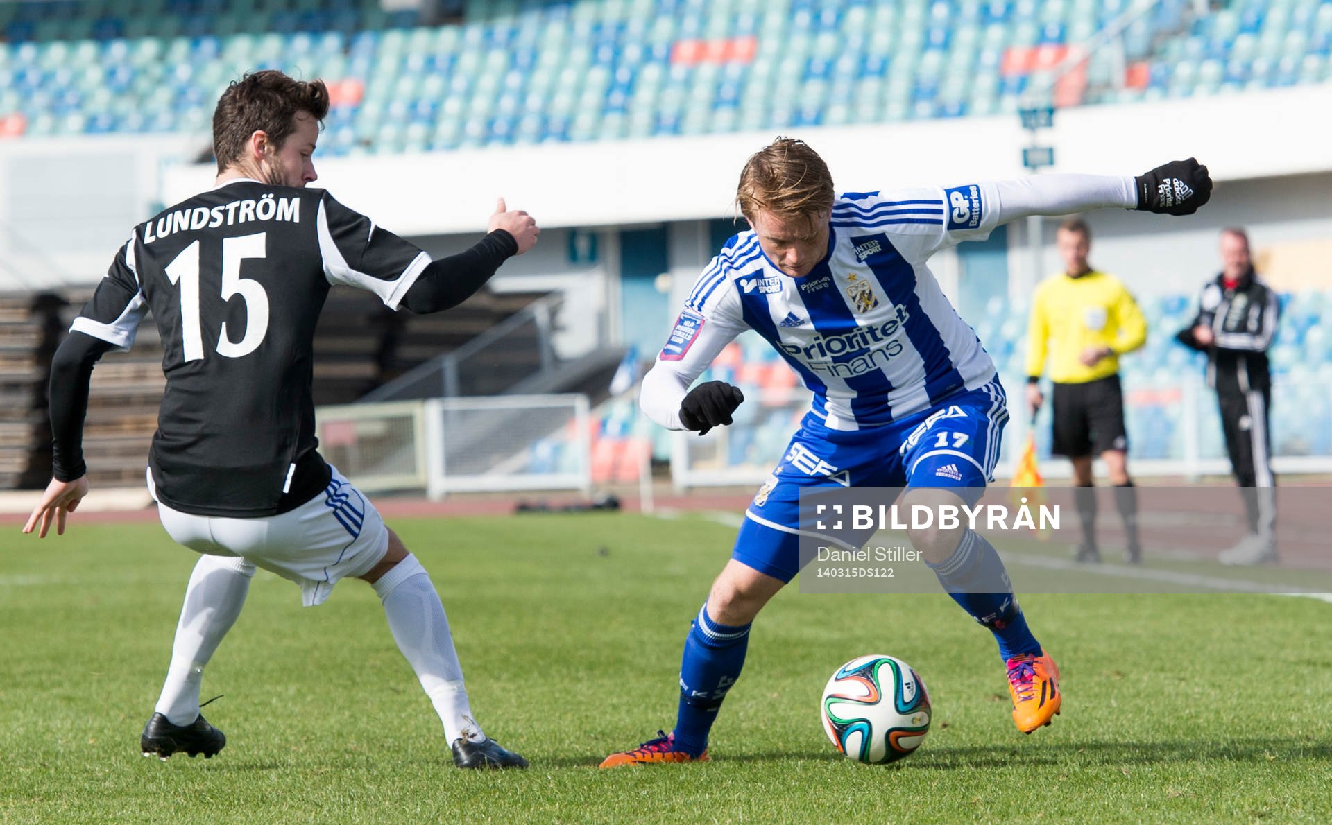 IFK Göteborgs Sam Larsson går förbi Sundsvalls Robert