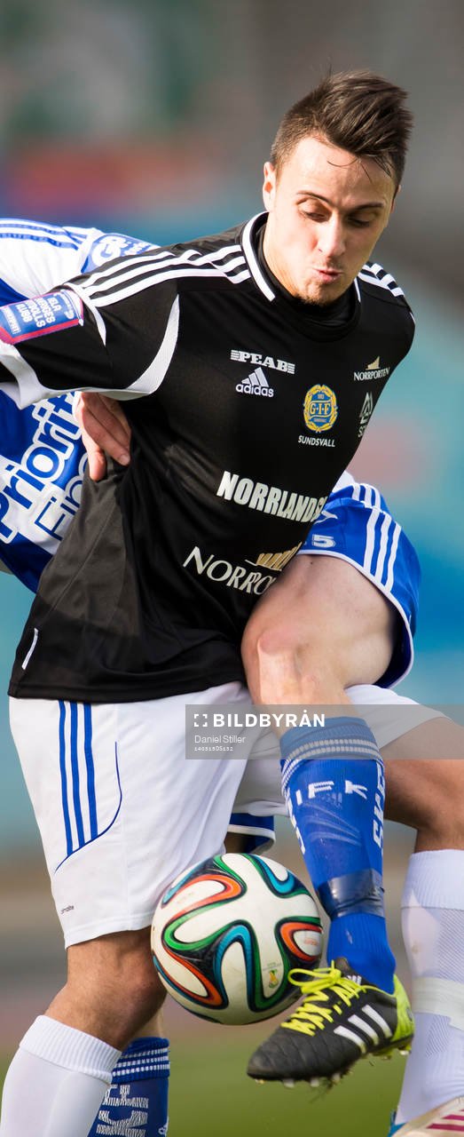 Genrebild av två fotbollsspelare och en boll under fotbollsmatchen i Svenska Cupen mellan IFK Göteborg och Sundsvall den 15 mars 2014 i Göteborg.