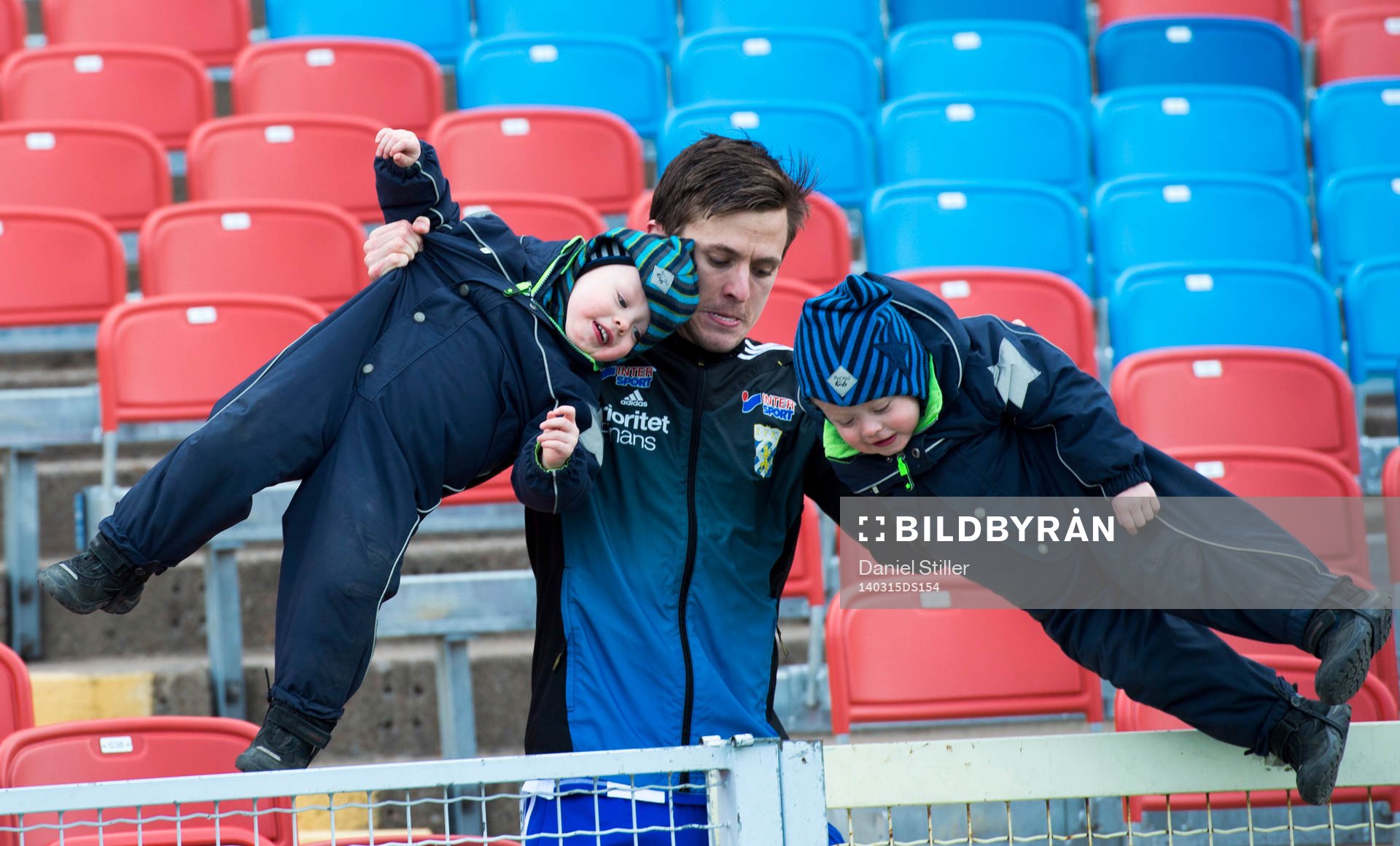 IFK Göteborgs Lasse Vibe lyfter sina två söner