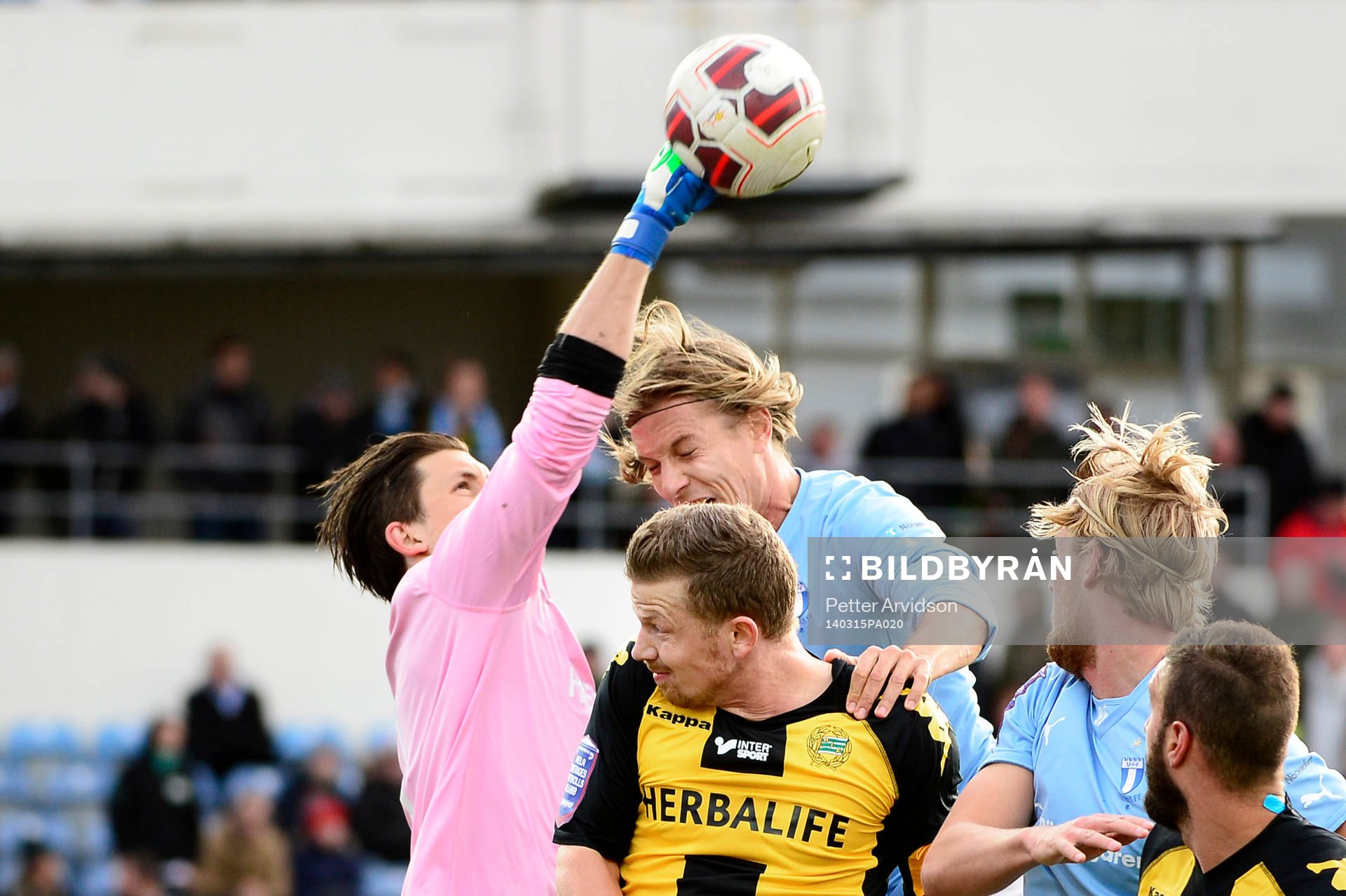 Hammarbys målvakt Johannes Hopf boxar bort bollen framför