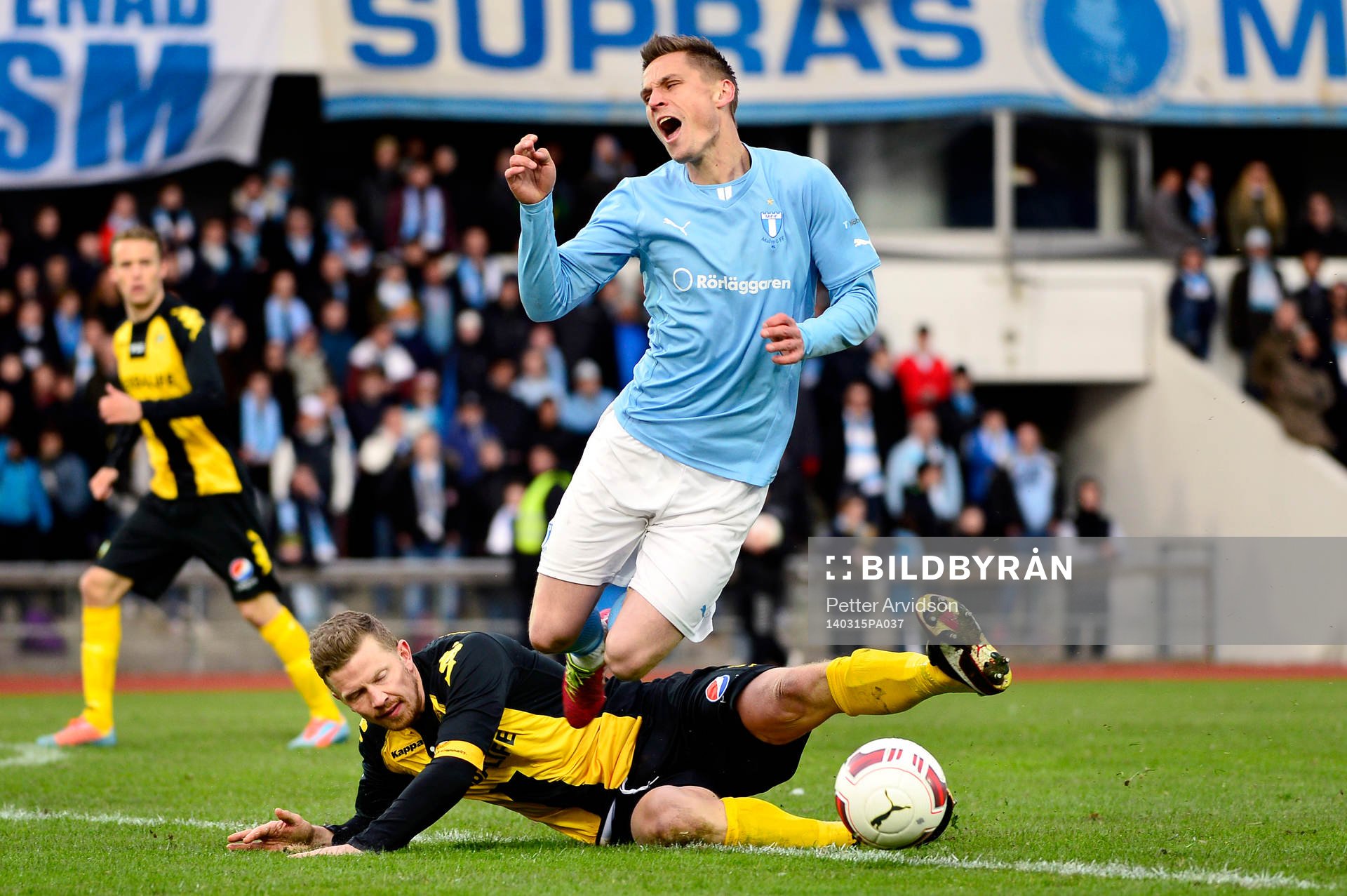 Malmös Markus Rosenberg kapas av Hammarbys Daniel Theorin