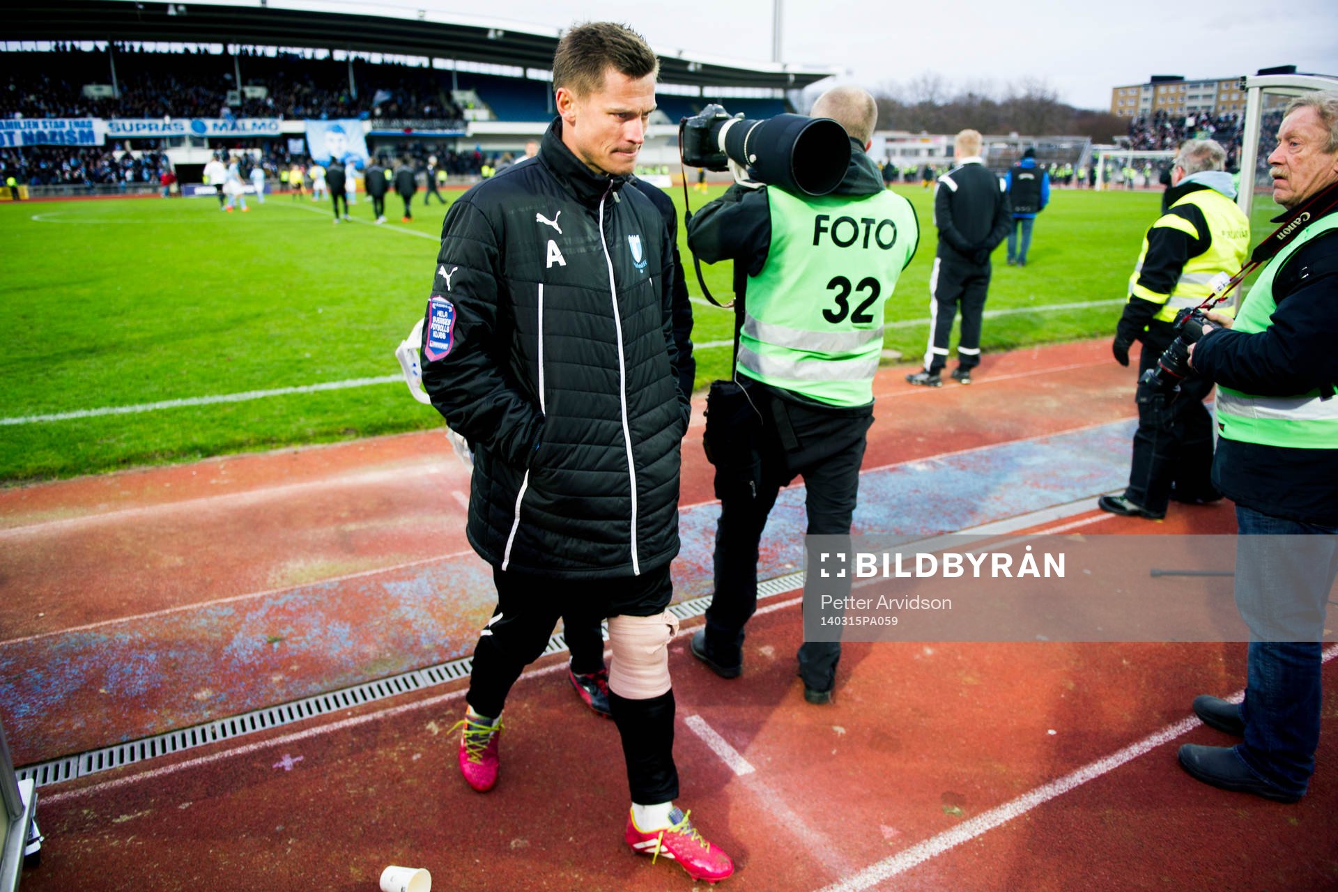 Malmös Markus Rosenberg lämnar planen skadad