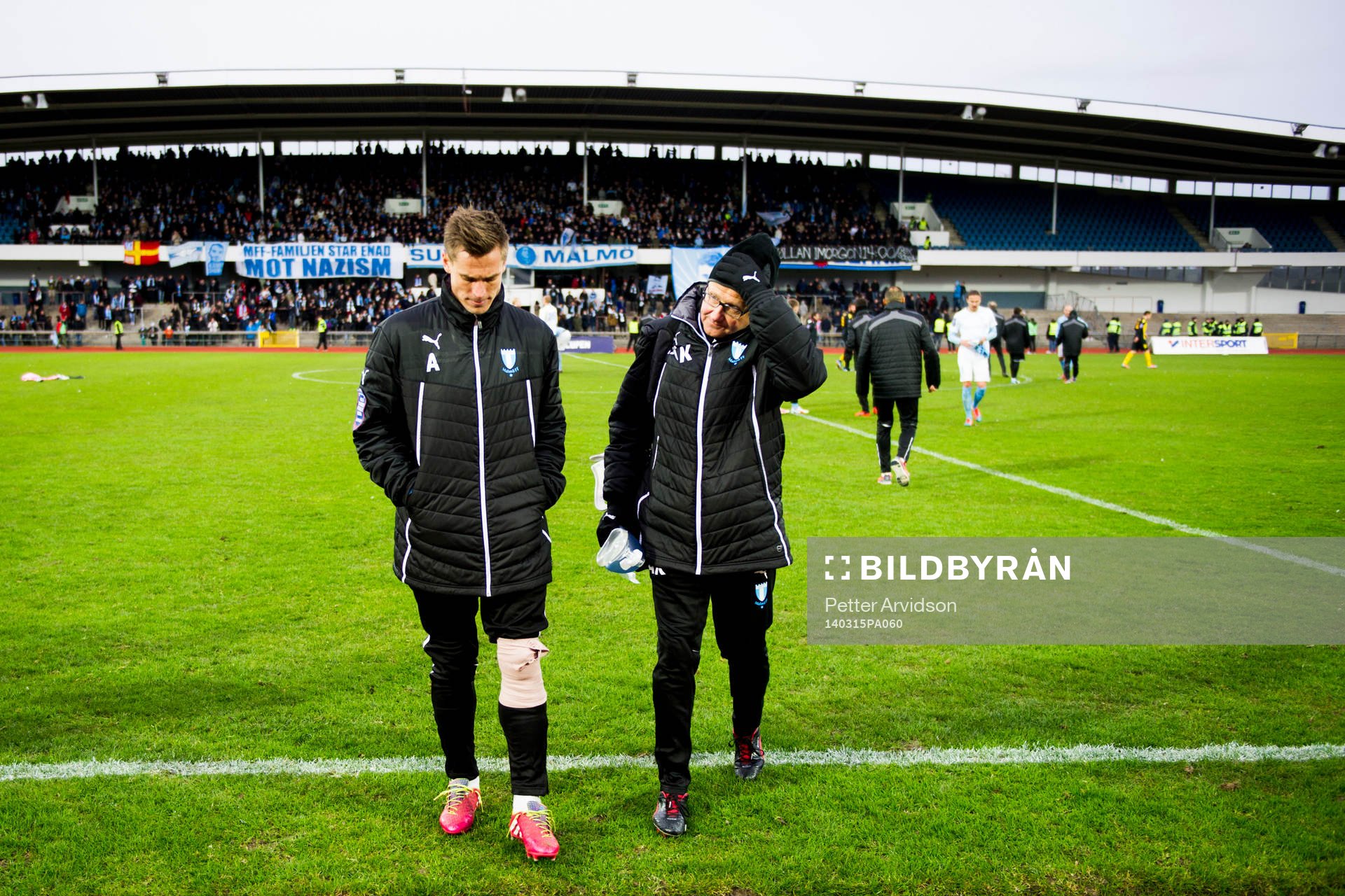 Malmös Markus Rosenberg lämnar planen skadad