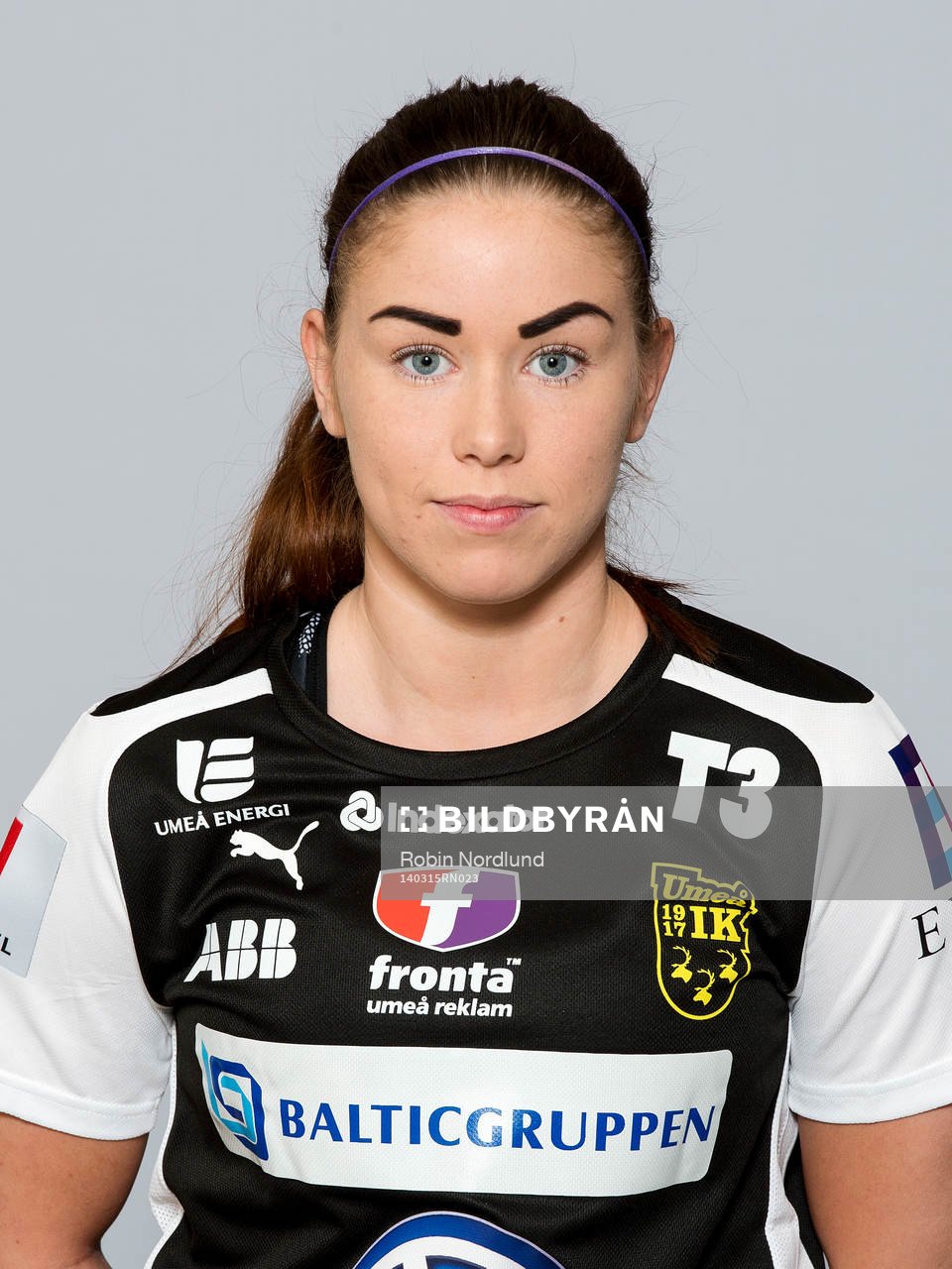 Damfotbollsspelaren Liza Renlund, Umeå IK, poserar för ett porträtt den 15 mars 2014 i Umeå.