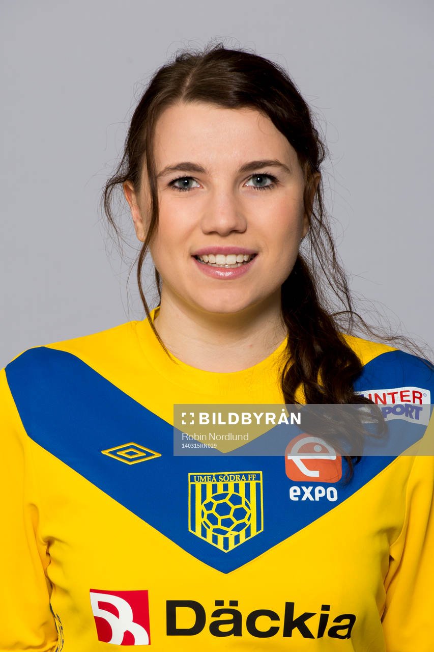 Damfotbollsspelaren Karolina Rosendahl, Umeå Södra, poserar för ett porträtt den 15 mars 2014 i Solna.