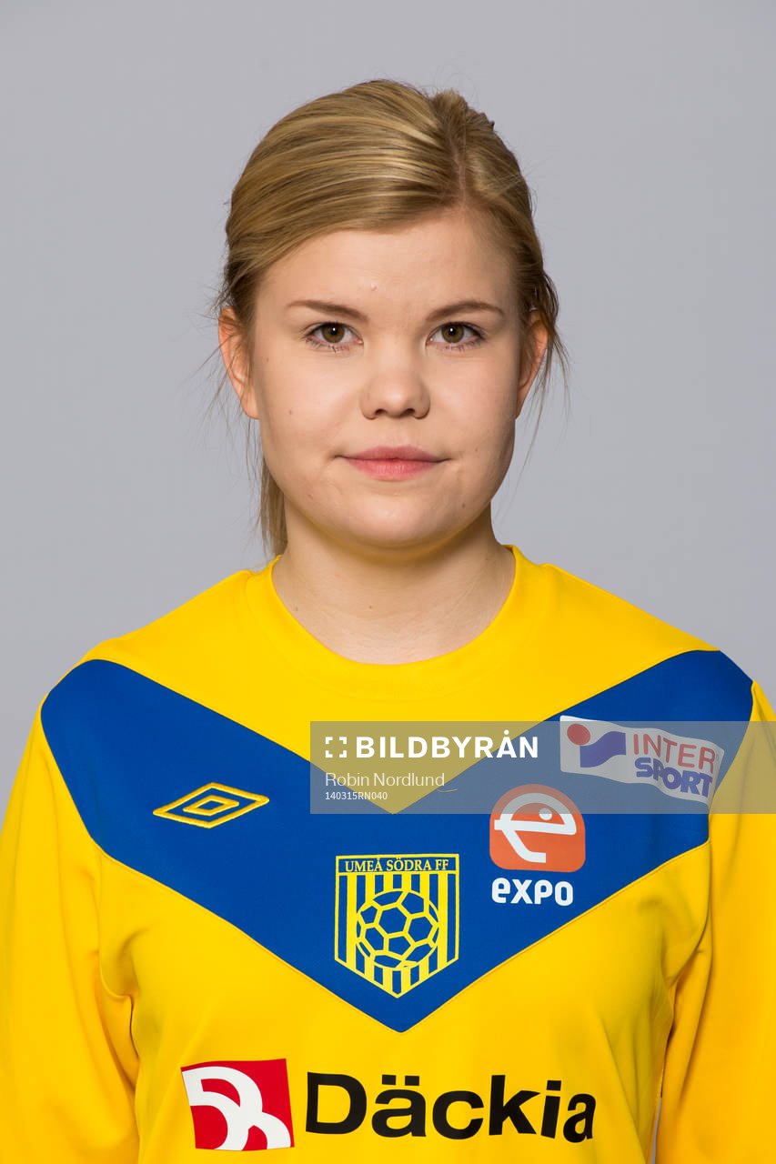Damfotbollsspelaren Linnea Tiensuu, Umeå Södra, poserar för ett porträtt den 15 mars 2014 i Solna.
