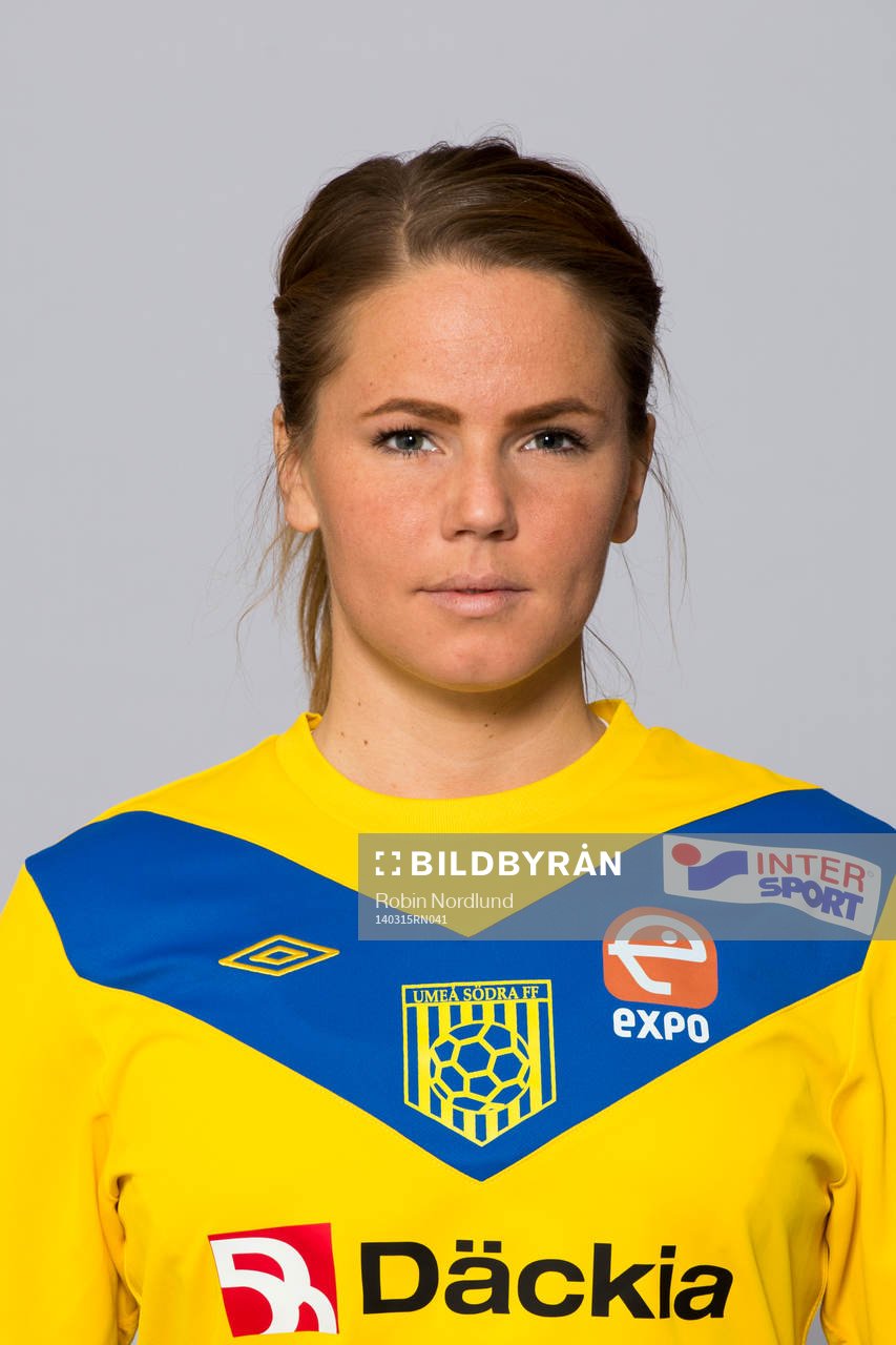 Damfotbollsspelaren Hannah Folkesson, Umeå Södra, poserar för ett porträtt den 15 mars 2014 i Solna.