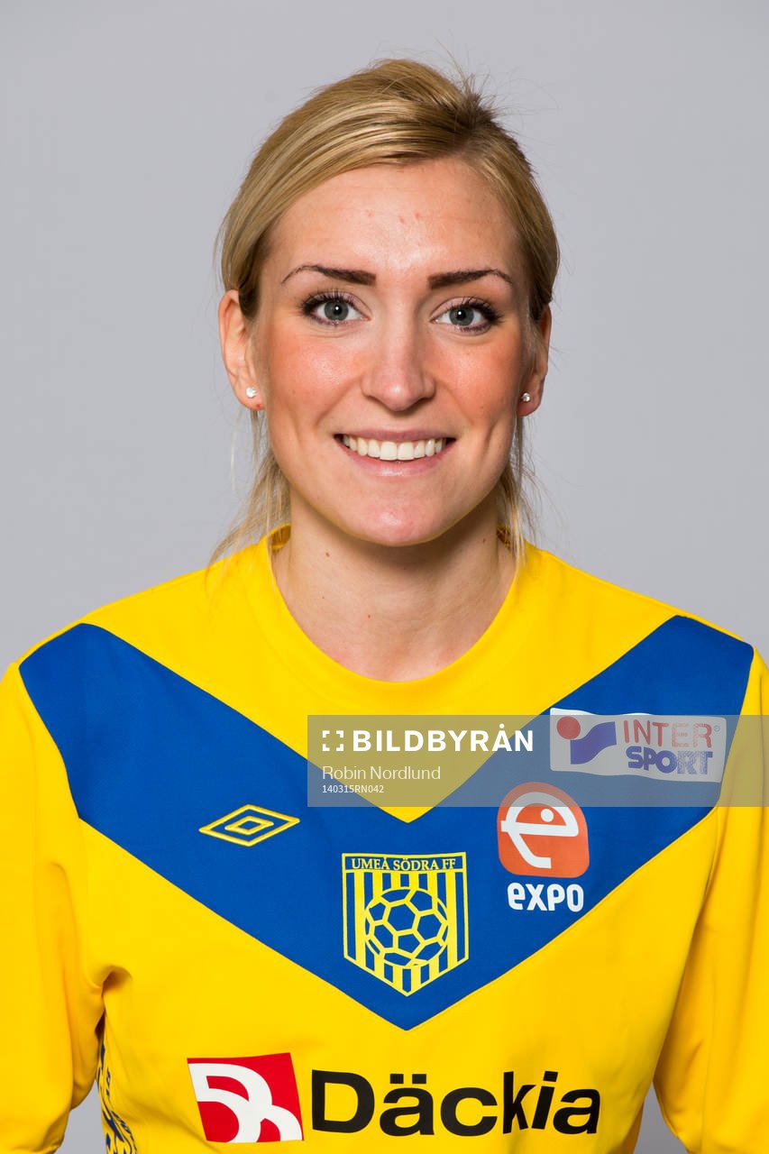 Damfotbollsspelaren Emelie Strand, Umeå Södra, poserar för ett porträtt den 15 mars 2014 i Solna.