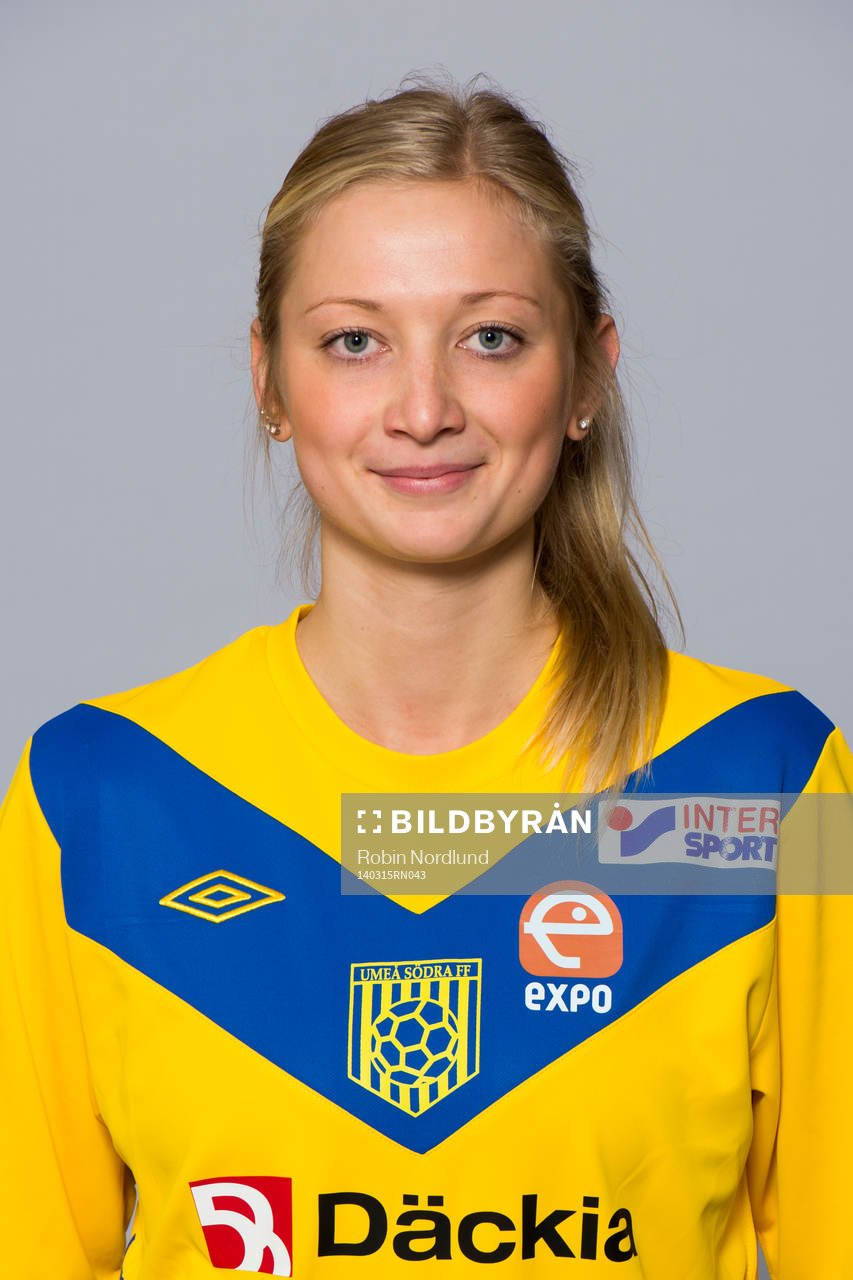 Damfotbollsspelaren Sandra Sandberg, Umeå Södra, poserar för ett porträtt den 15 mars 2014 i Solna.