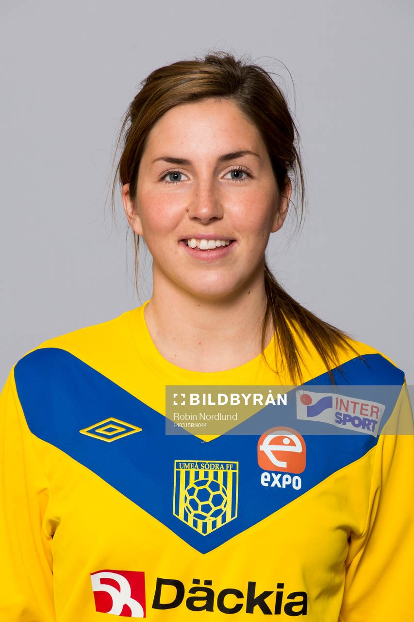 Damfotbollsspelaren Elin Carlsson, Umeå Södra, poserar för ett porträtt den 15 mars 2014 i Solna.