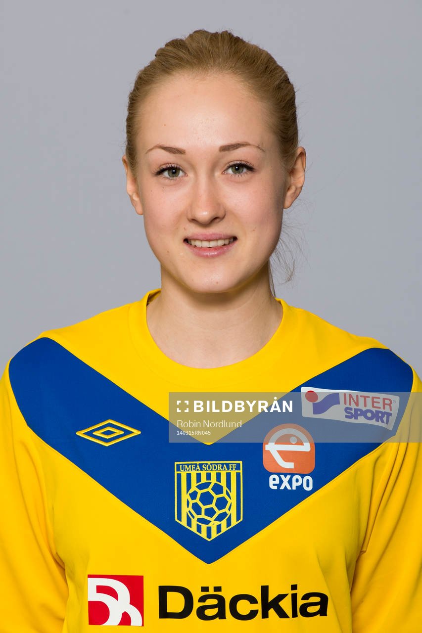 Damfotbollsspelaren Sanna Kullberg, Umeå Södra, poserar för ett porträtt den 15 mars 2014 i Solna.