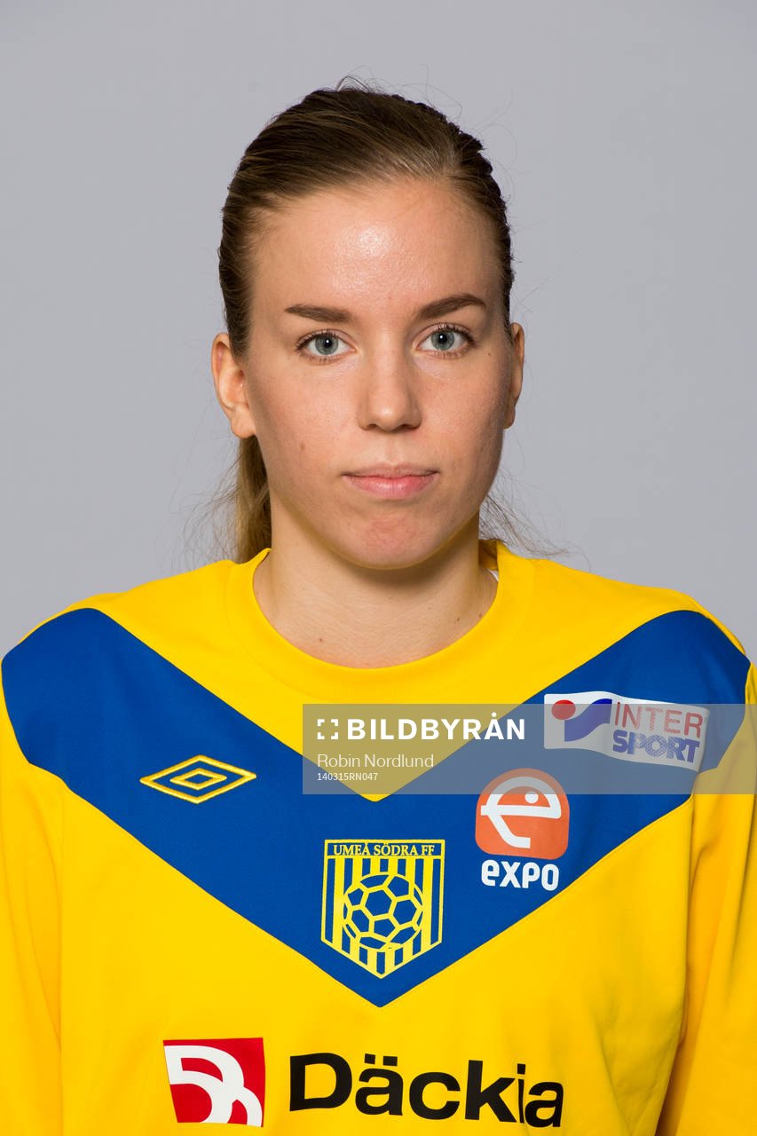 Damfotbollsspelaren Johanna Ekenberg, Umeå Södra, poserar för ett porträtt den 15 mars 2014 i Solna.