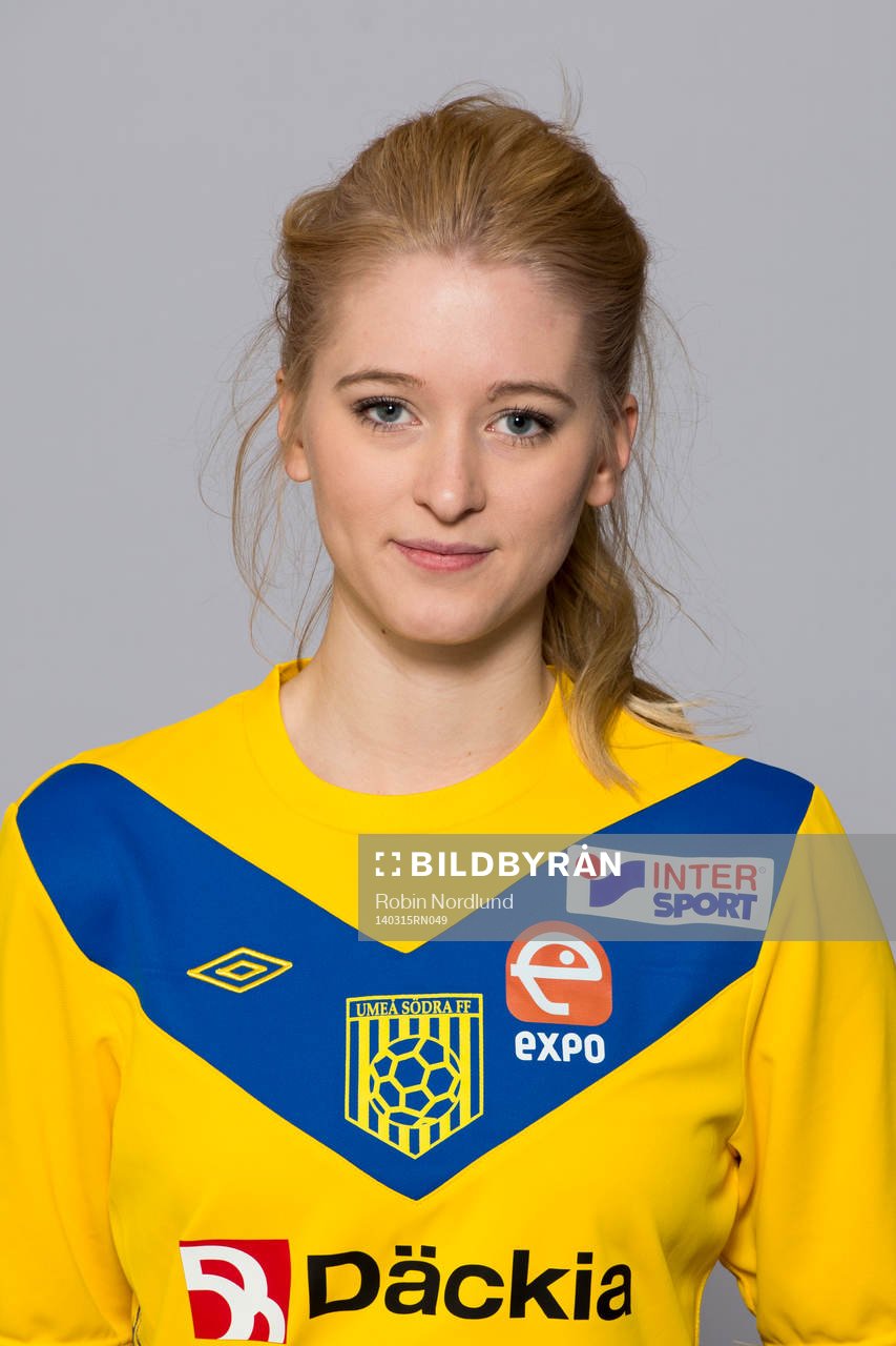 Damfotbollsspelaren Malin Jonsson Fredriksson, Umeå Södra, poserar för ett porträtt den 15 mars 2014 i Solna.
