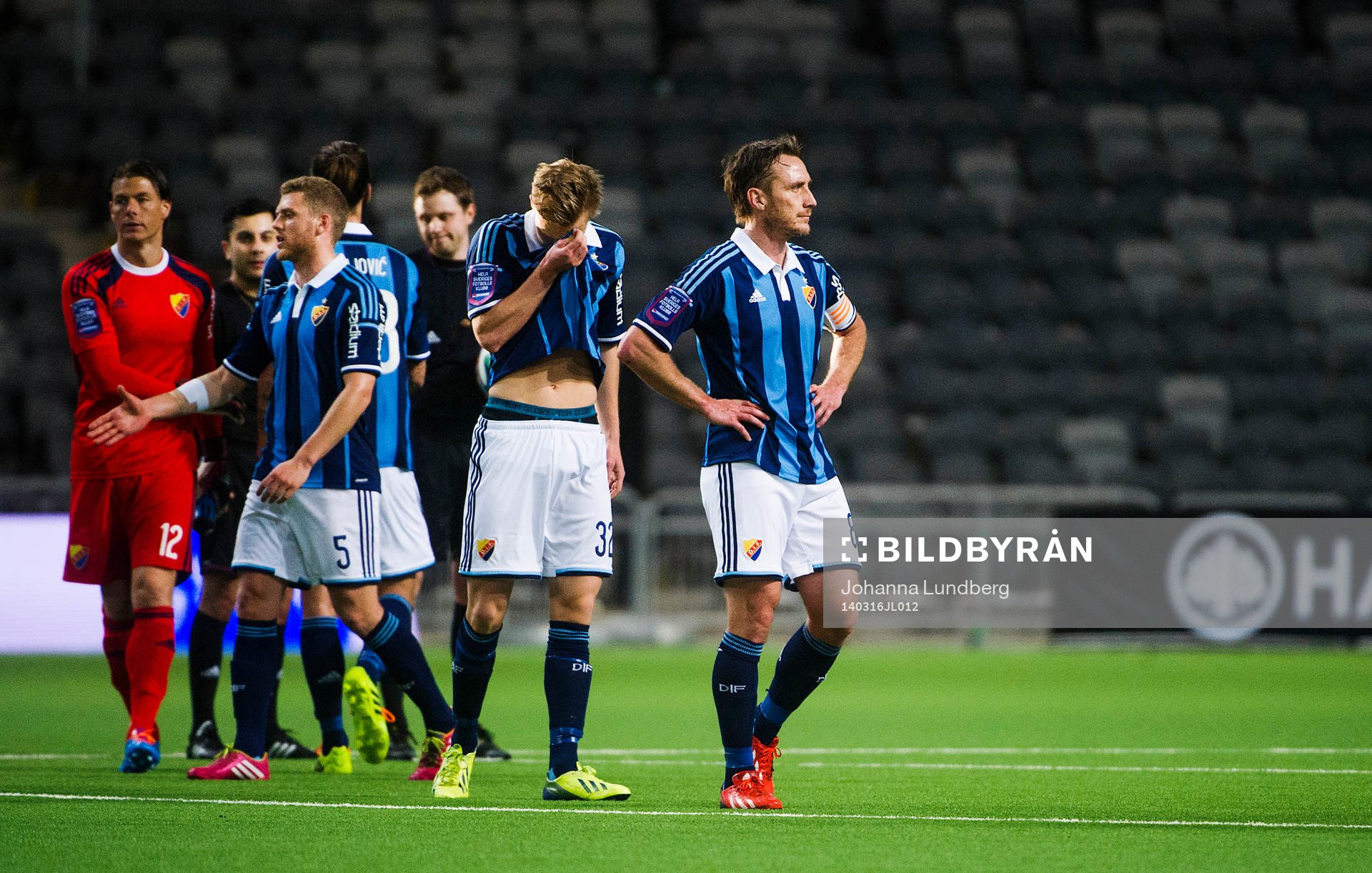 Djurgårdens  Andreas Johansson  (höger) med lagkamrater