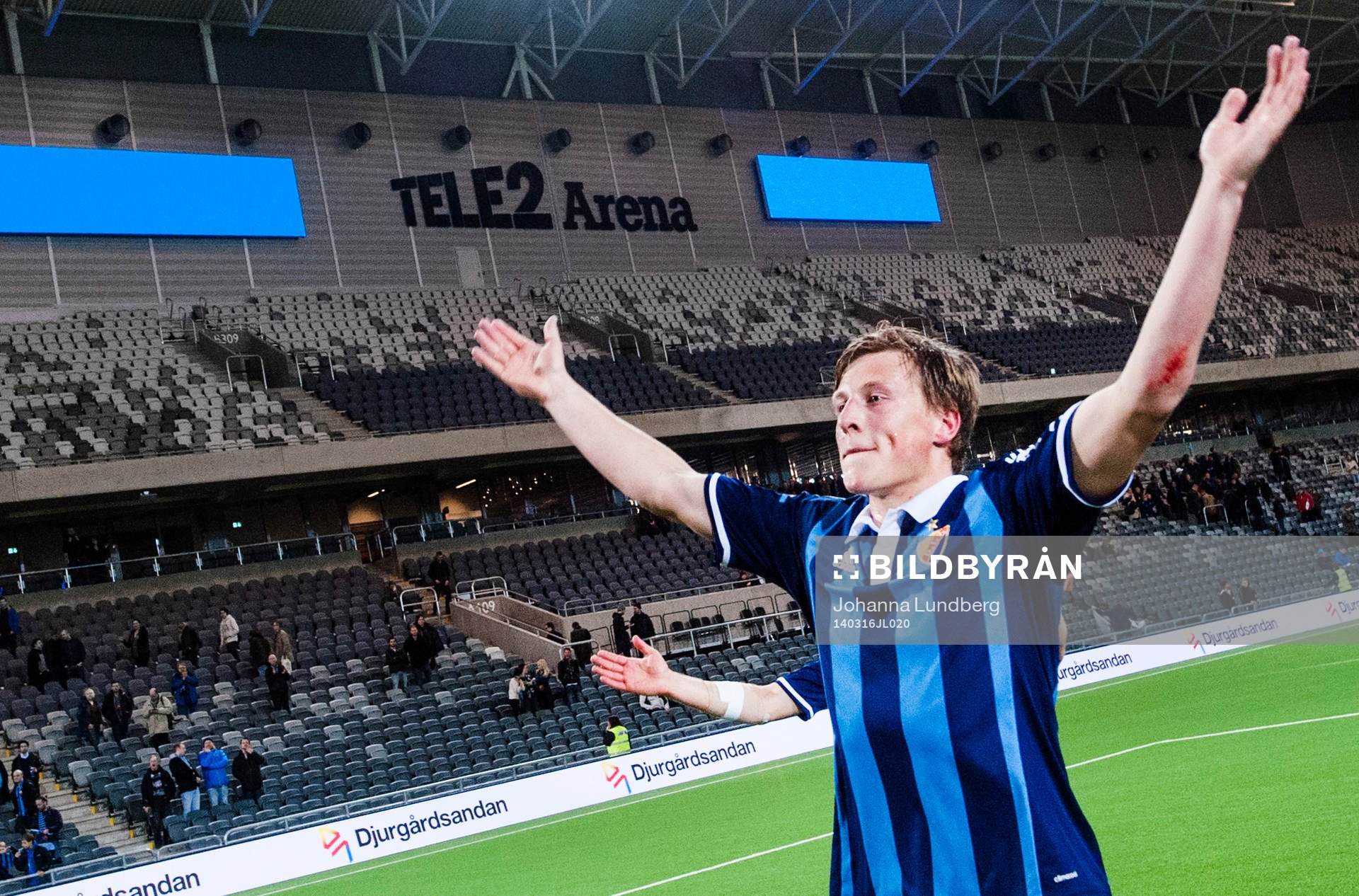 Djurgårdens Emil Bergström jublar med publiken