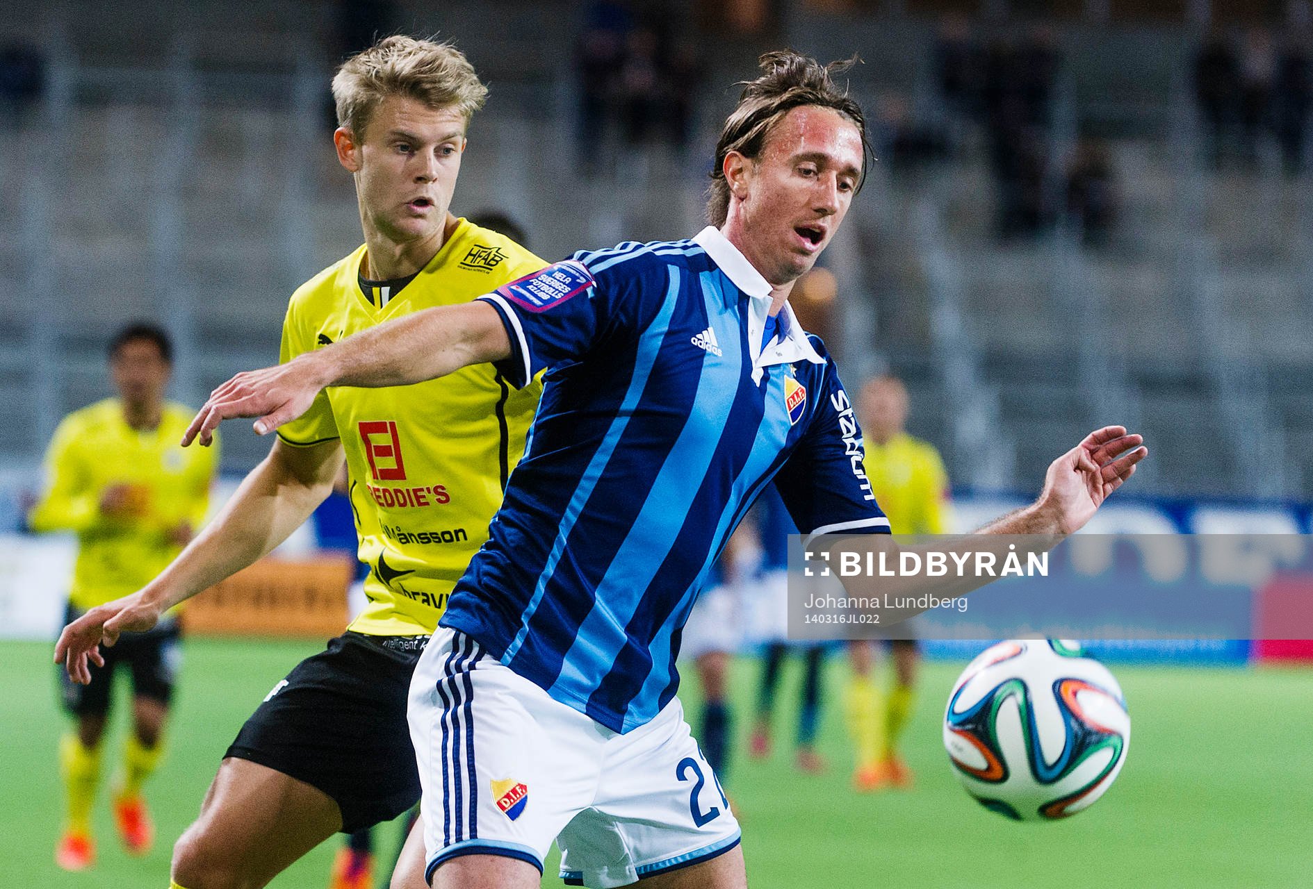 Halmstads Viktor Ljung  och Djurgårdens Philip Hellqvist i