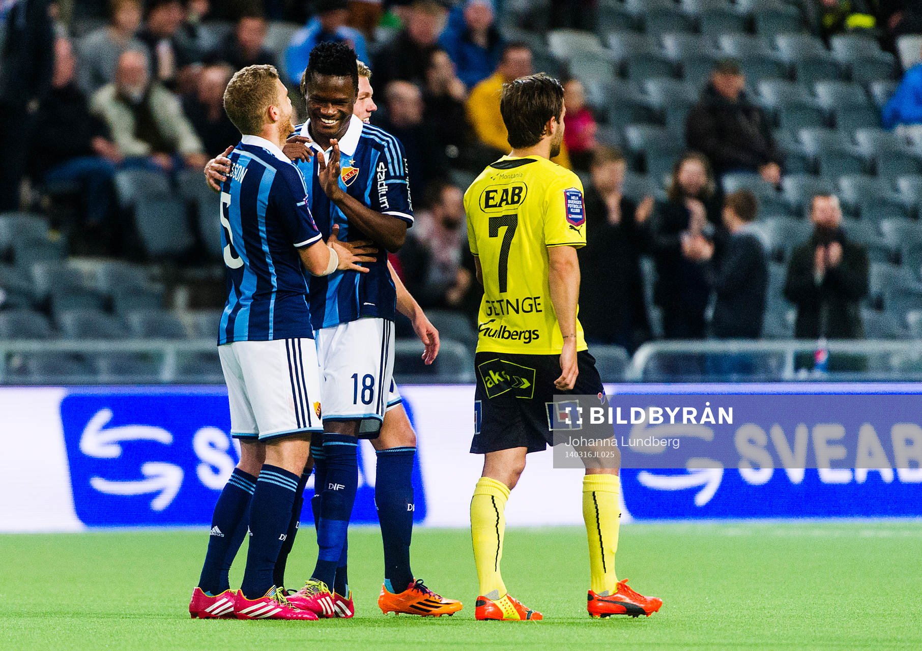 Djurgårdens  Stefan Karlsson och Daniel Amartey  jublar
