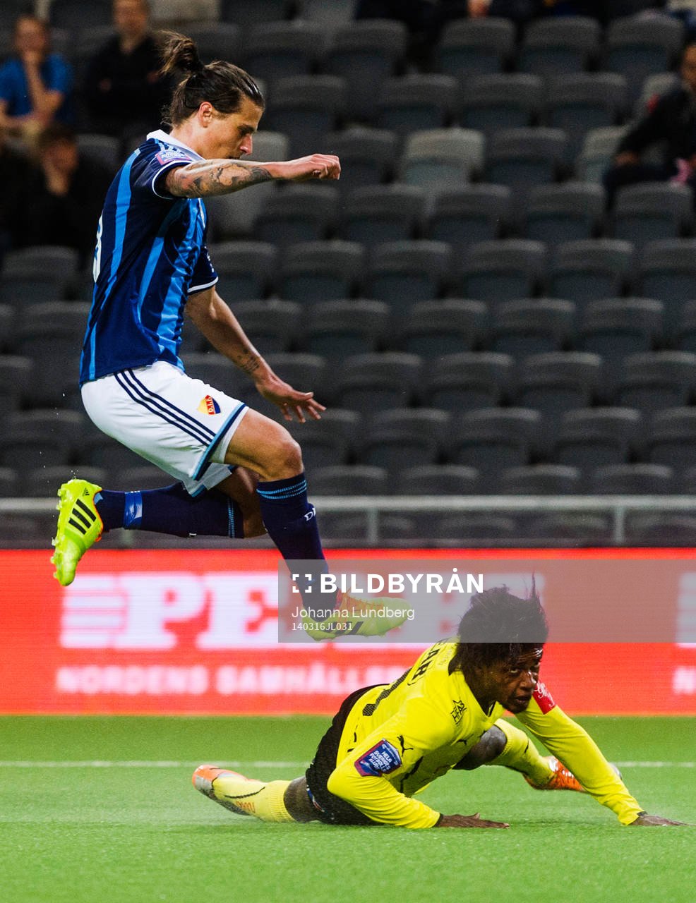 Djurgårdens Aleksandar Prijovic stoppas av Halmstads