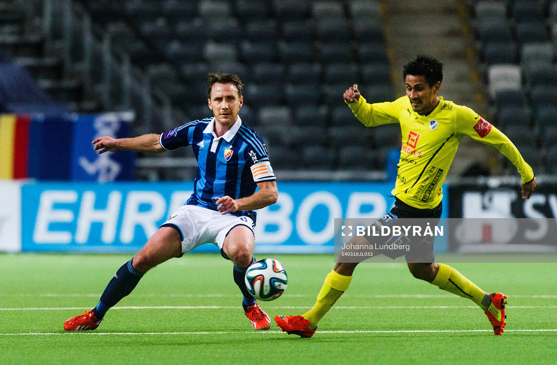 Djurgårdens  Andreas Johansson  och Halmstads Antonio Rojas