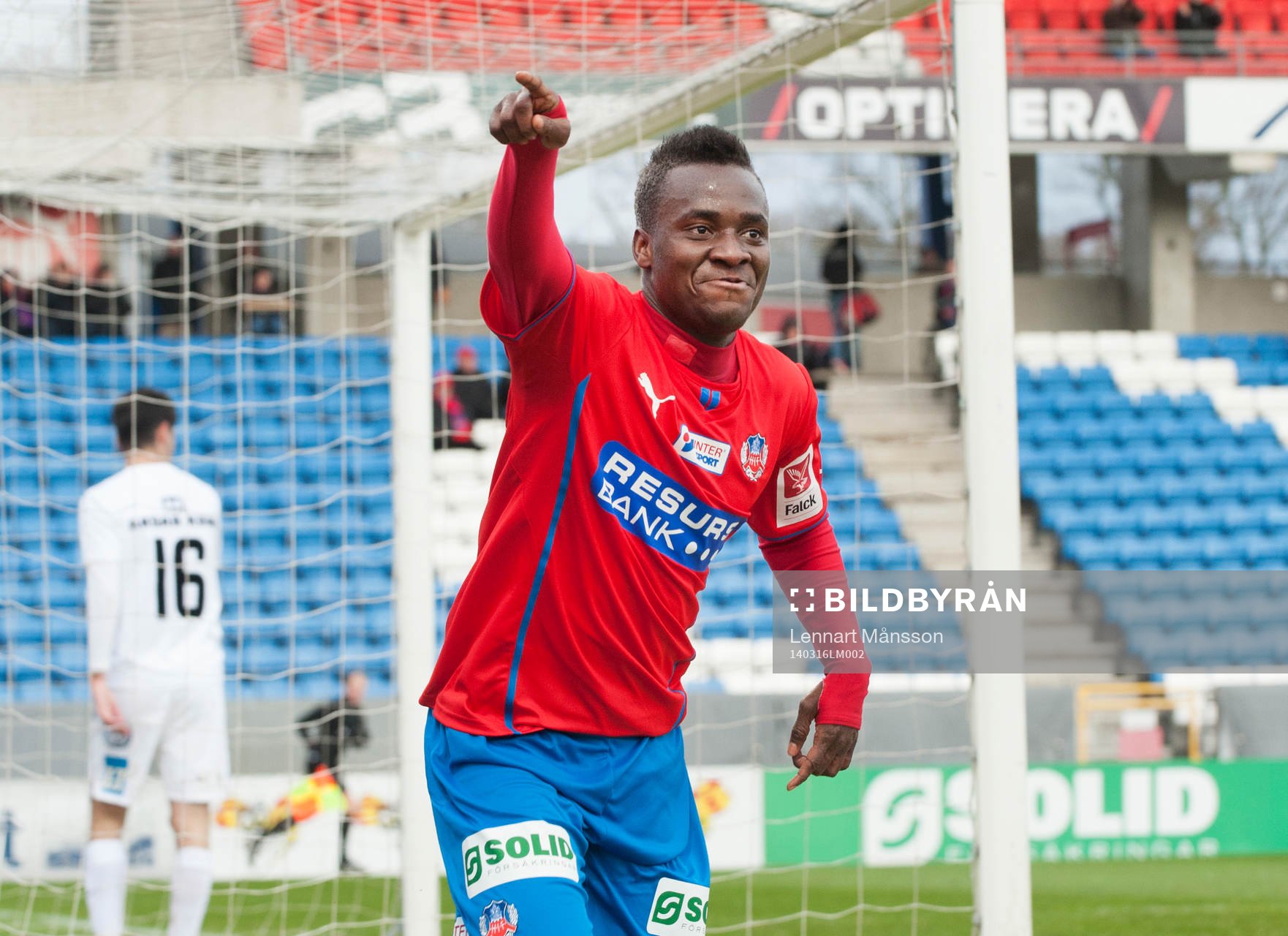 Helsingborgs David Accam har gjort 2-1 och jublar i matchen