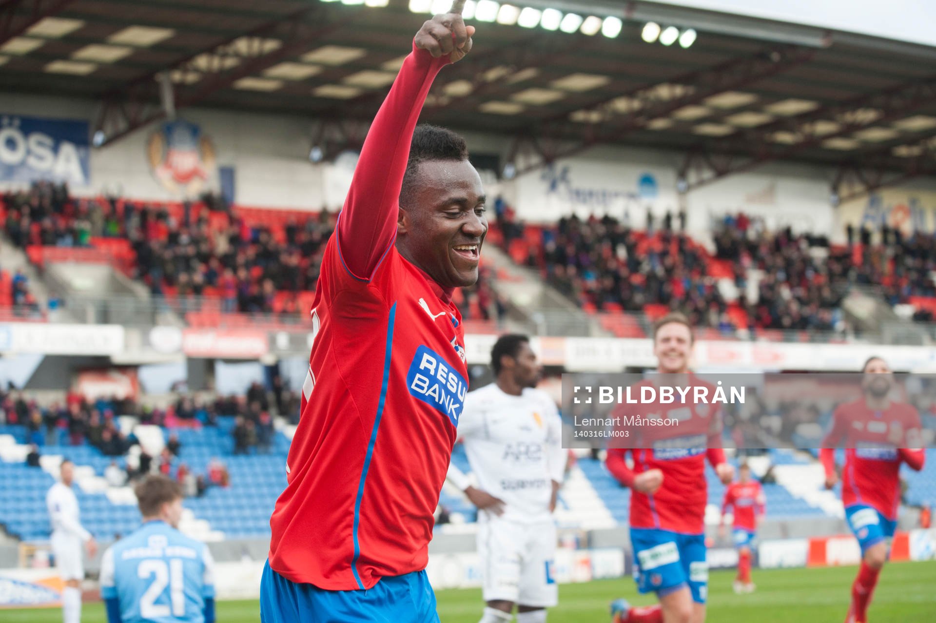 Helsingborgs David Accam har gjort 2-1 och jublar i matchen