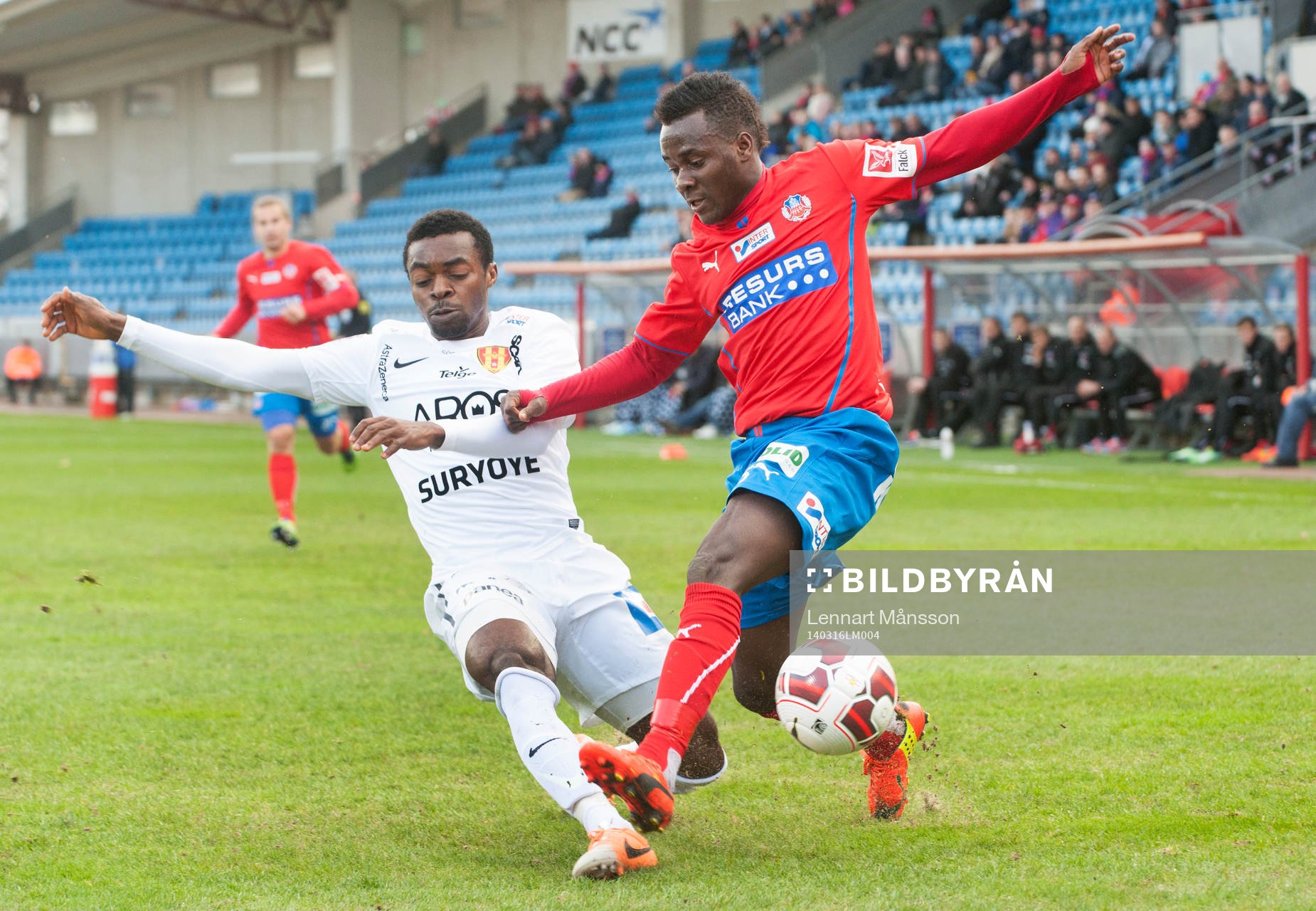 Helsingborgs David Accam tacklas av Dennis Önal i matchen