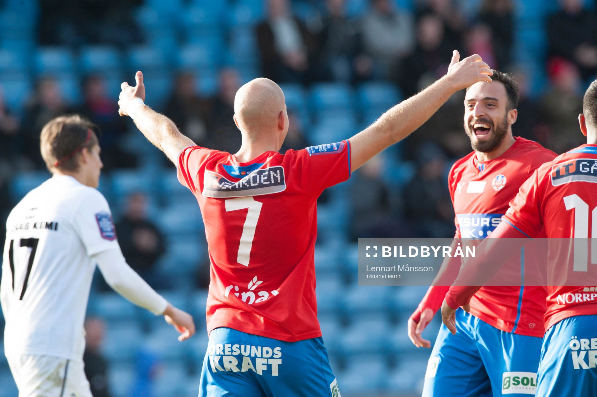 Helsingborgs Mattias Lindström har gjort 3-1 och tackar
