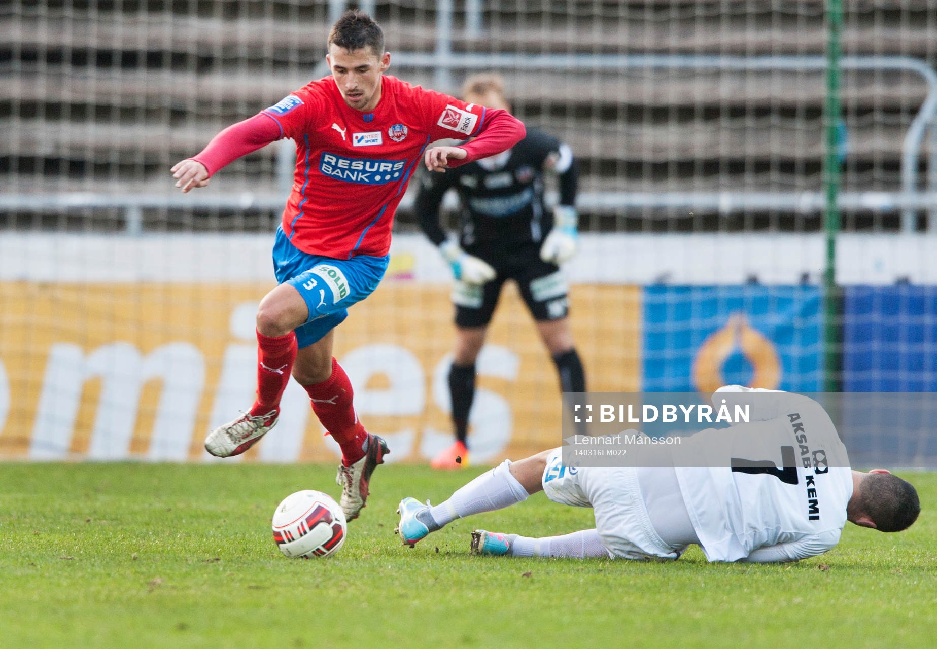 Helsingborgs Loret Sadiku flyger förbi Syrianskas Robert