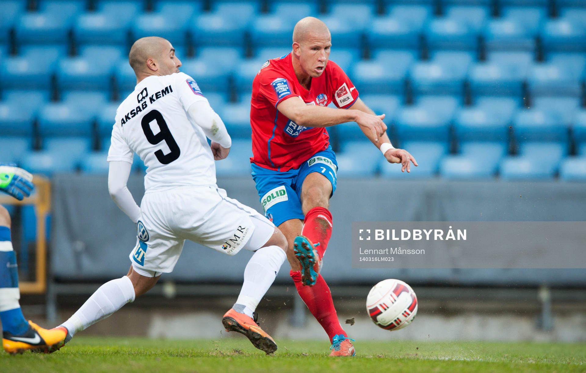 Helsingborgs Mattias Lindström lurar Syrianskas Saman