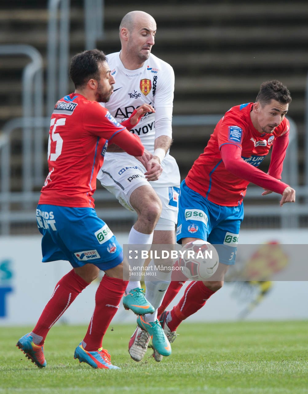 Helsingborgs Abdul Khalili och Loret Sadiku stoppar