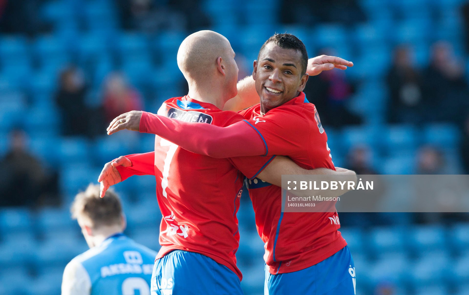 Helsingborgs Mattias Lindström har gjort 3-1 och grattas