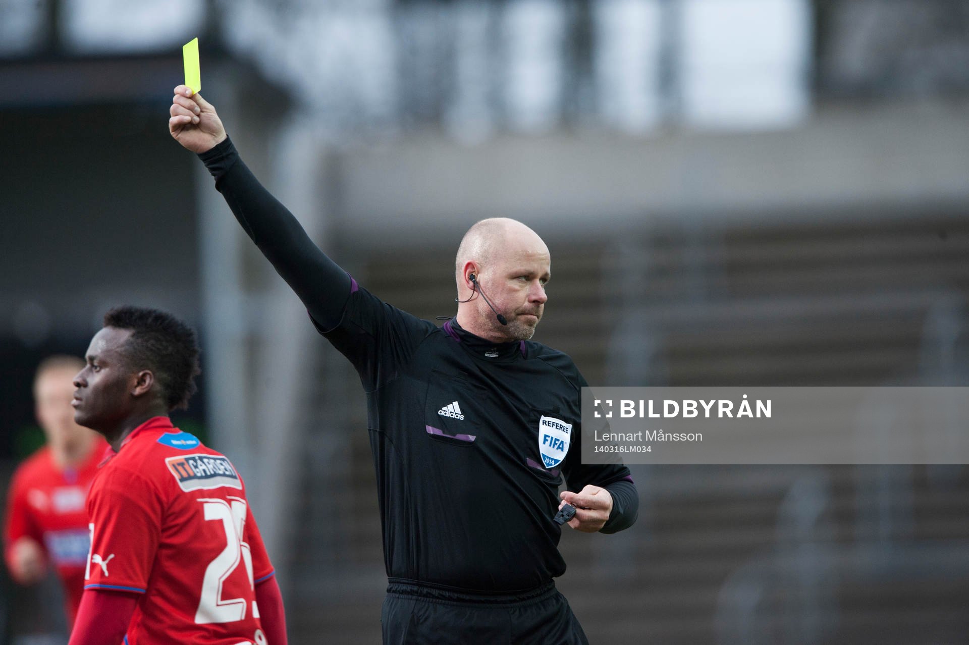 Domaren Martin Hansson varnar Helsingborgs David Accam i