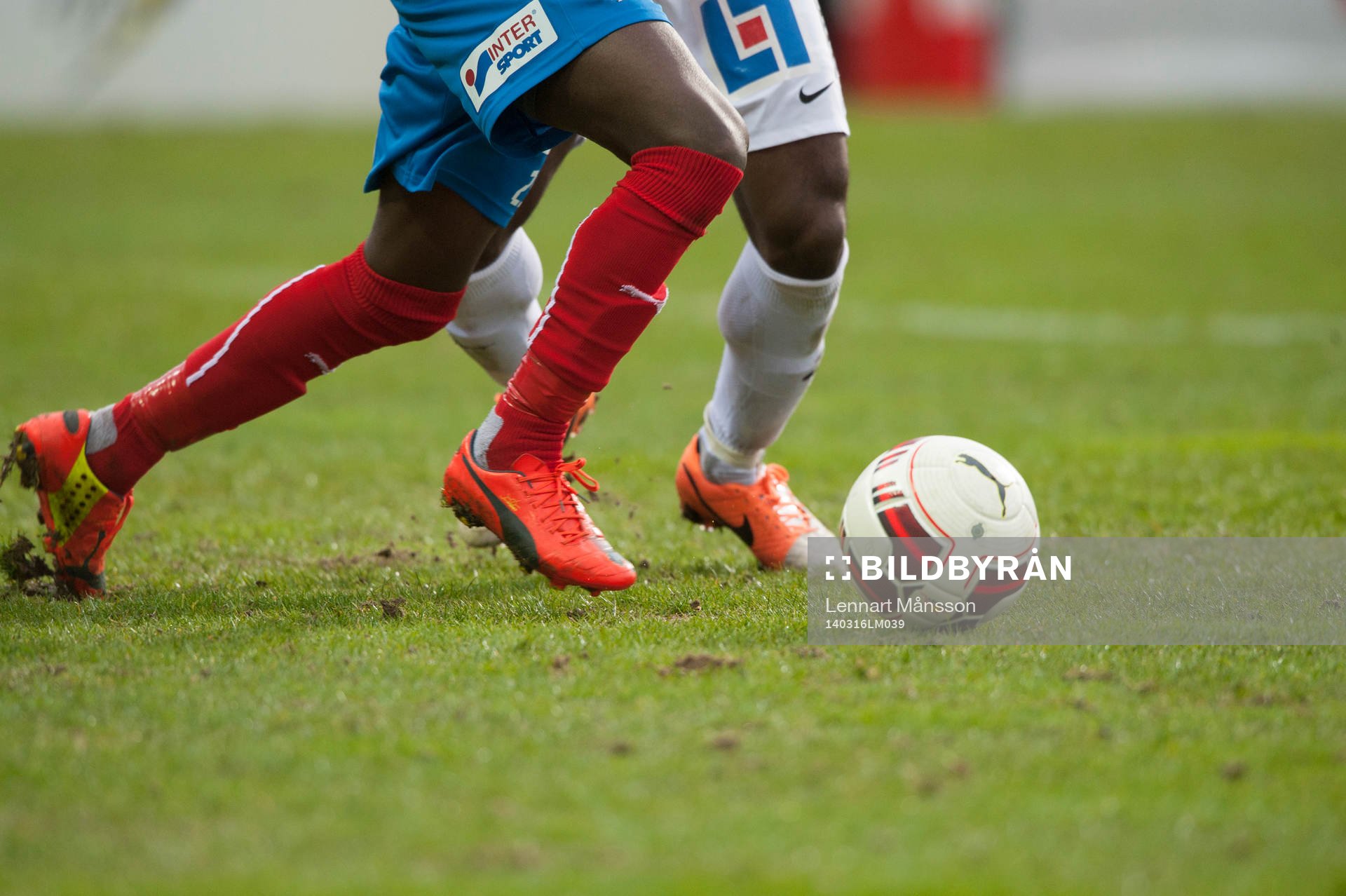 Fot, fötter, fotbollsskor (Puma) i matchen i Svenska Cupen mellan Helsingborg och Syrianska i Helsingborg 16 mars 2014.