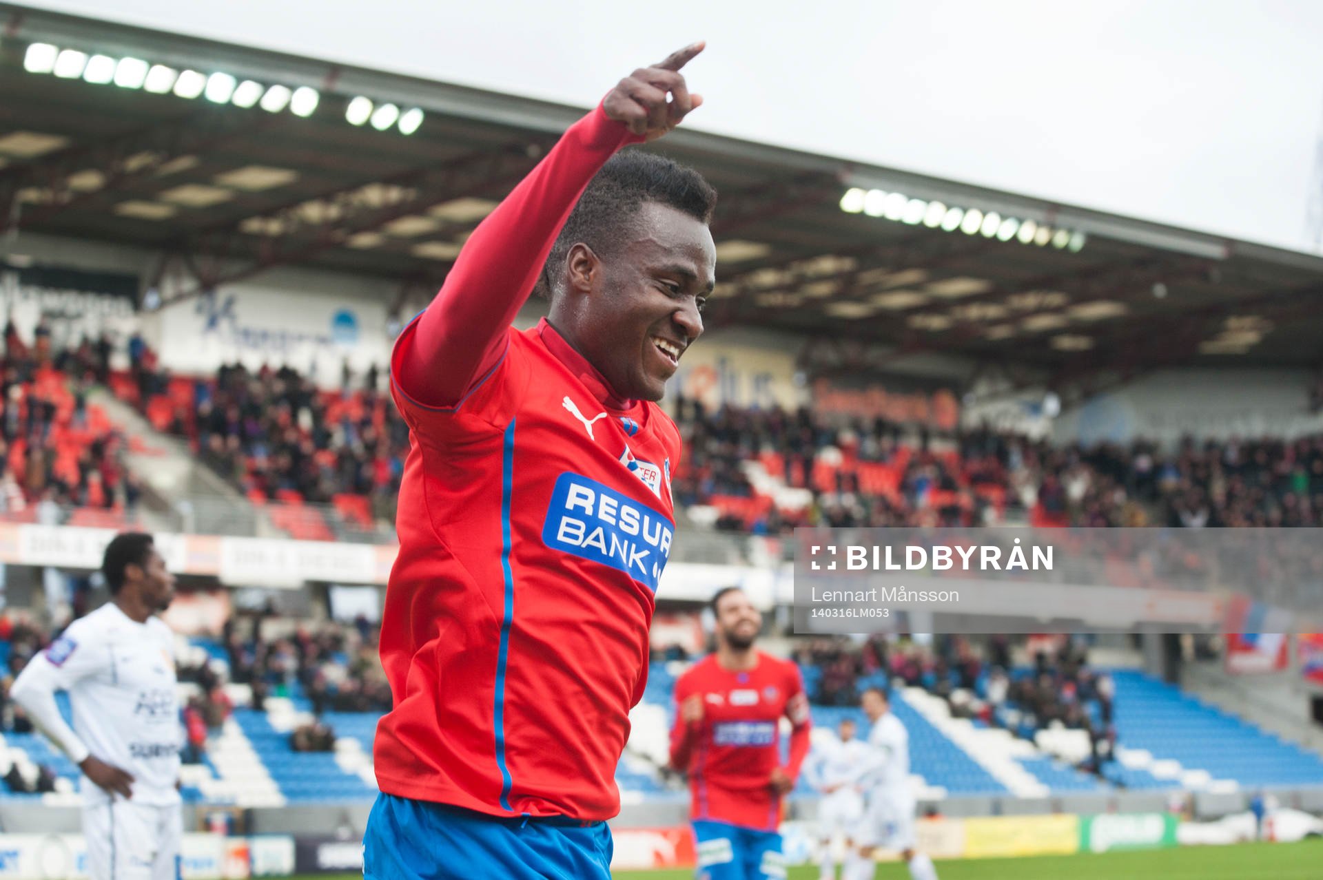 Helsingborgs David Accam har gjort 2-1 i matchen i Svenska