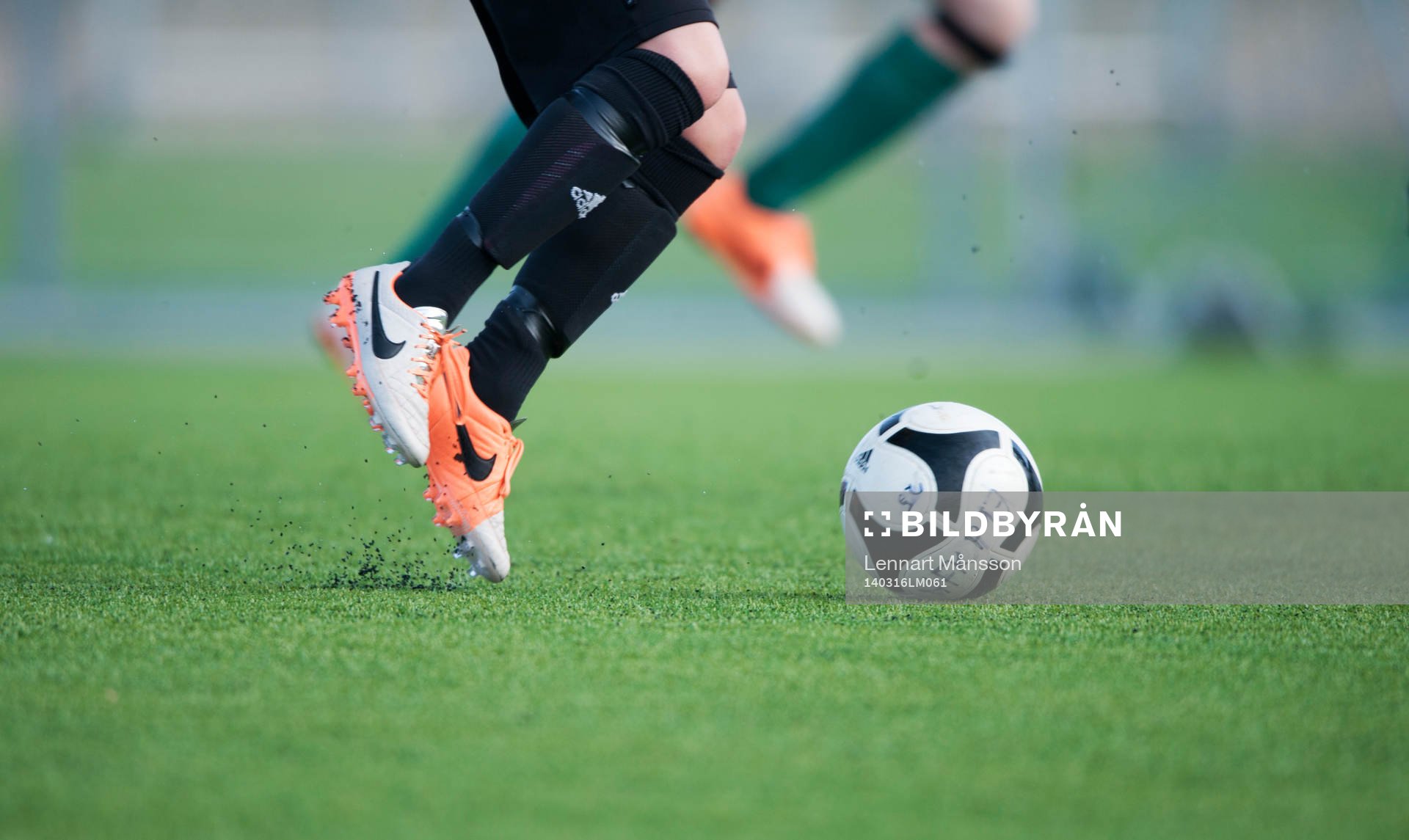Fot, boll, konstgräs, fotbollsskor (Nike) i DM-matchen i