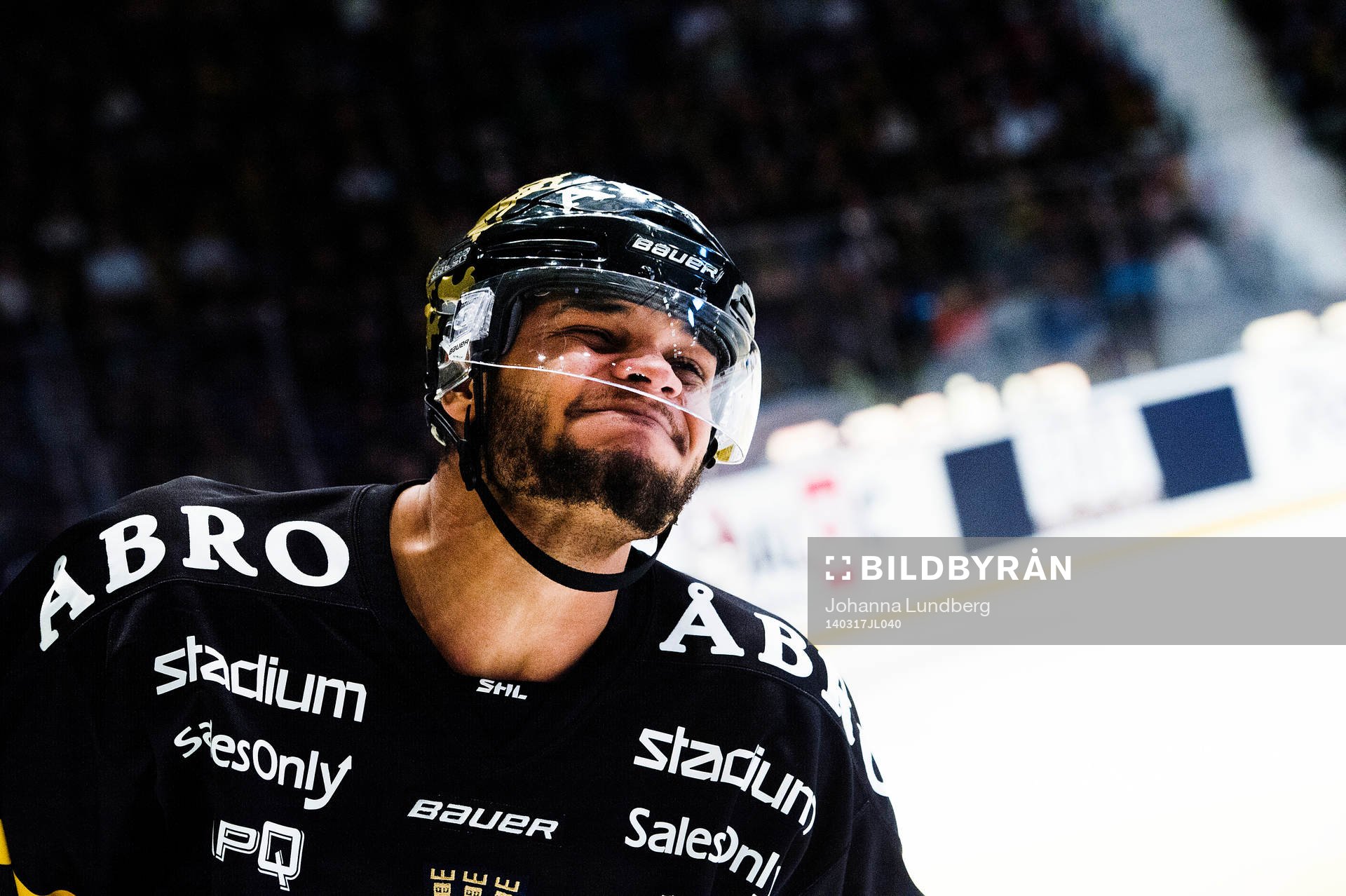 s Akim Aliu  får gå av isen skadad