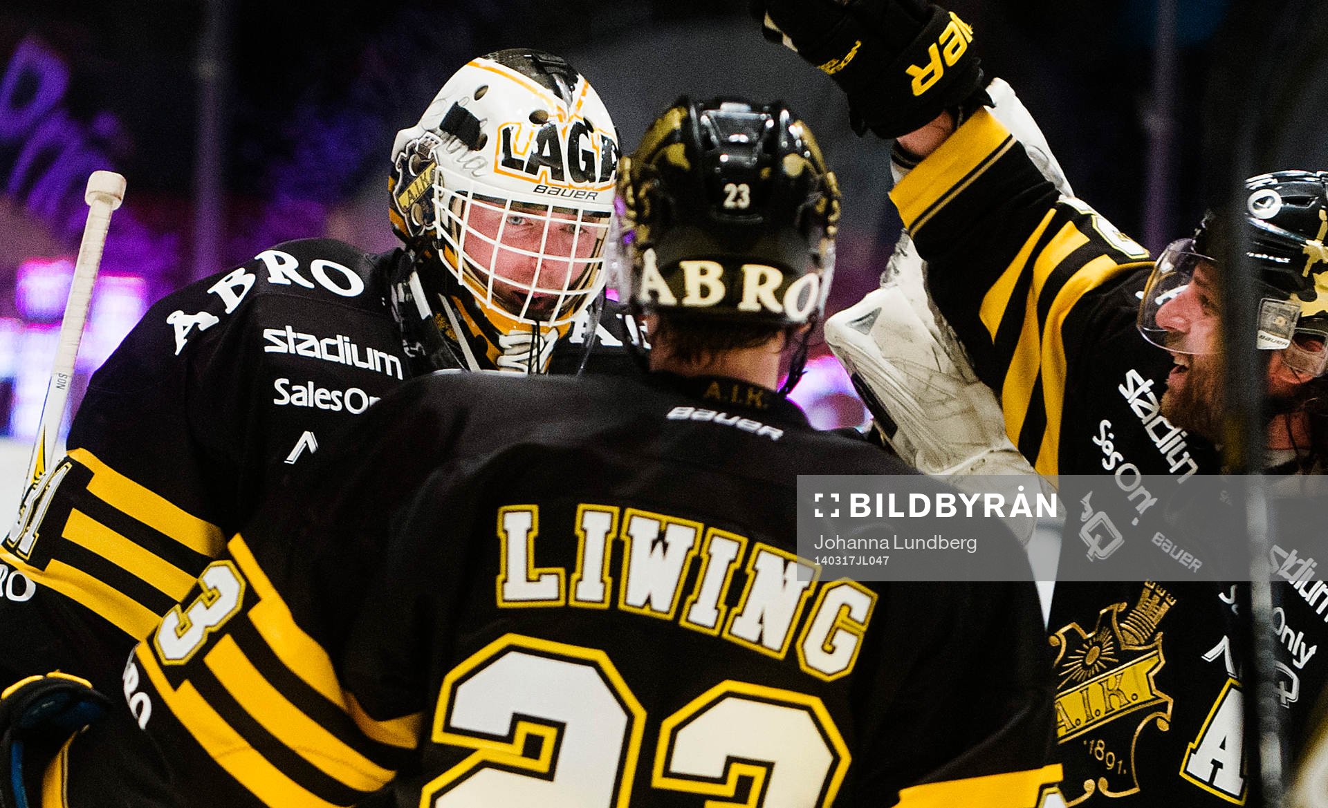 s spelare jublar med målvakt Daniel Larsson