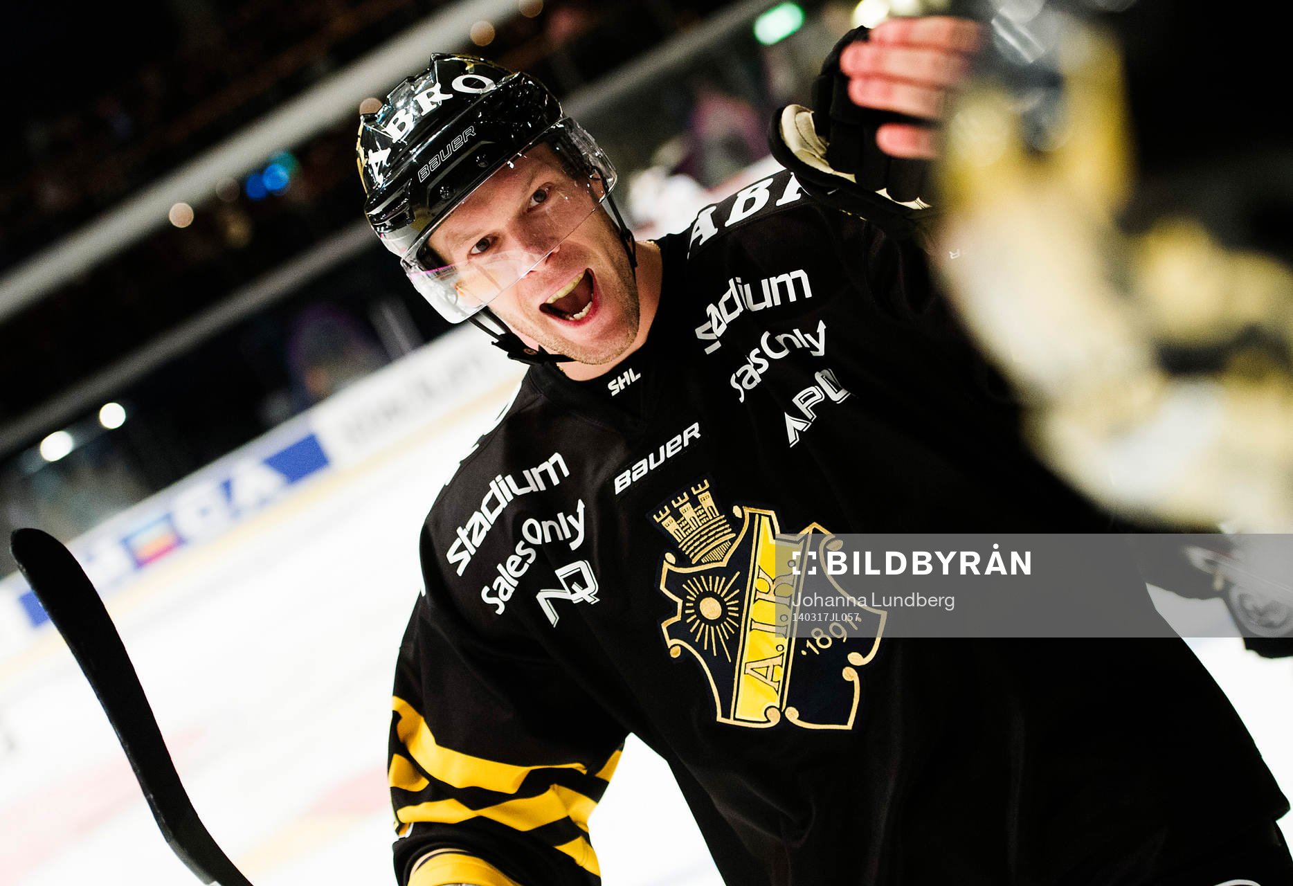 s Jordan Hendry jublar