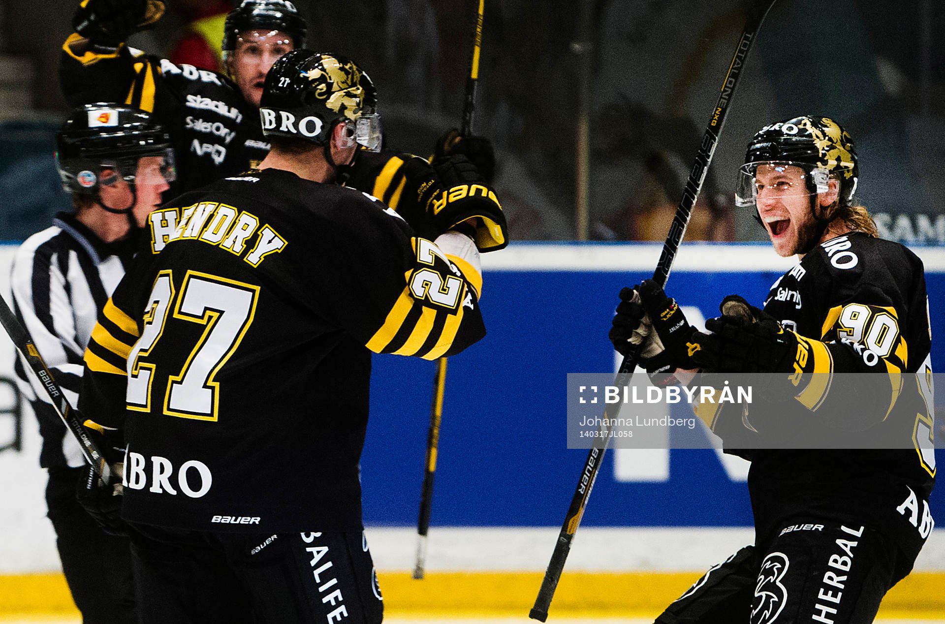 s Jordan Hendry  (vänster) gör 1-0 och jublar med