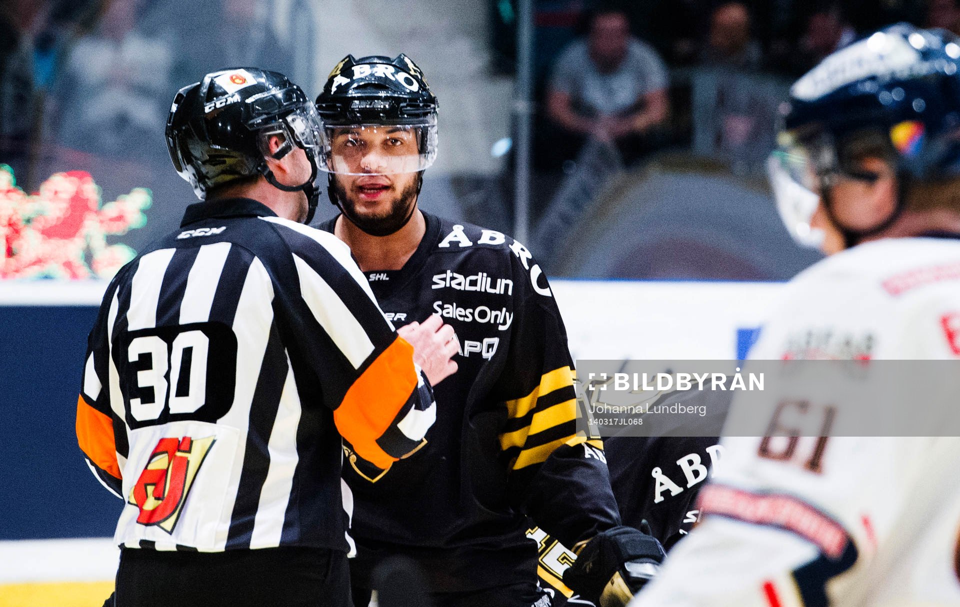 s Akim Aliu tar en diskussion med domaren
