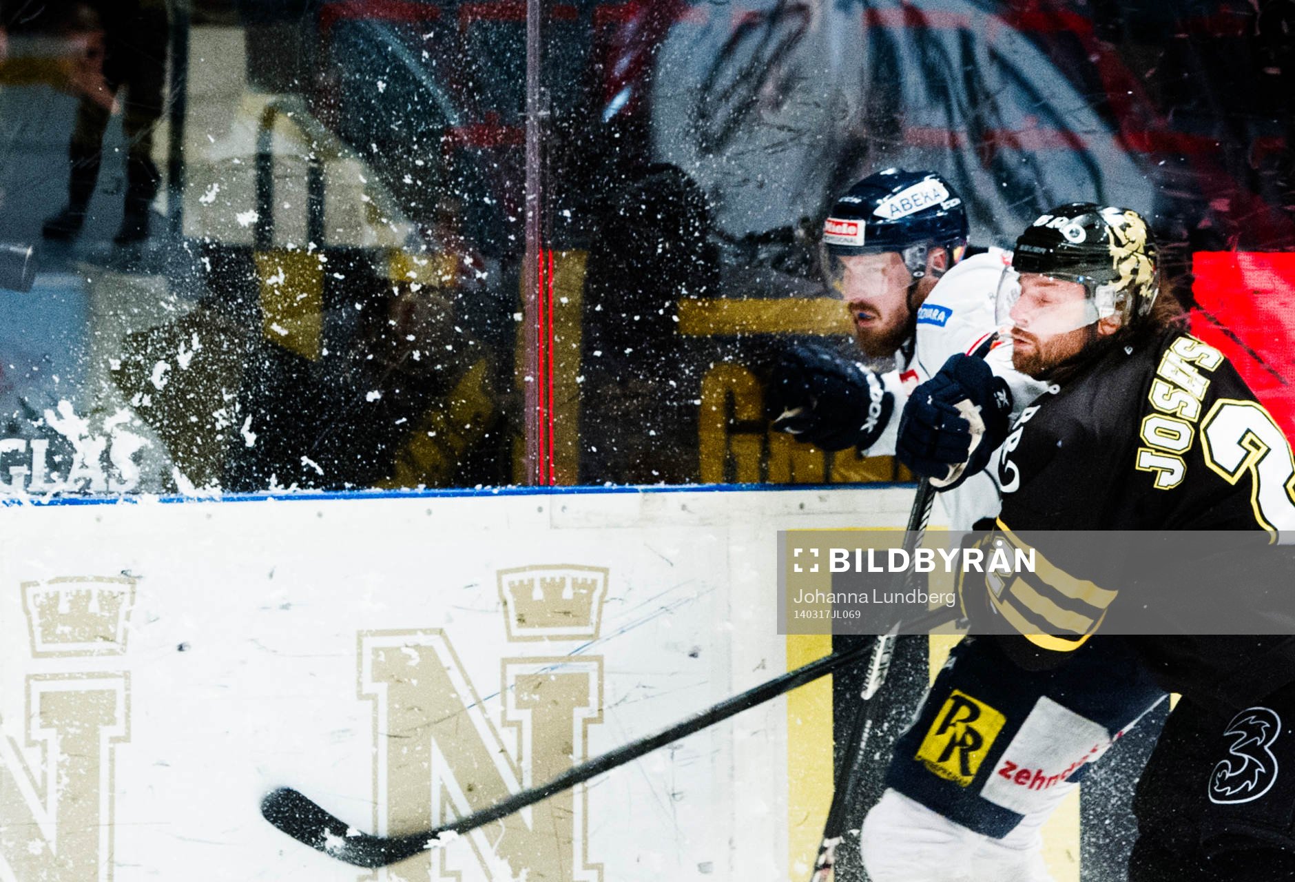 s Daniel Josefsson tacklar Djurgårdens  Mikael Ahlén