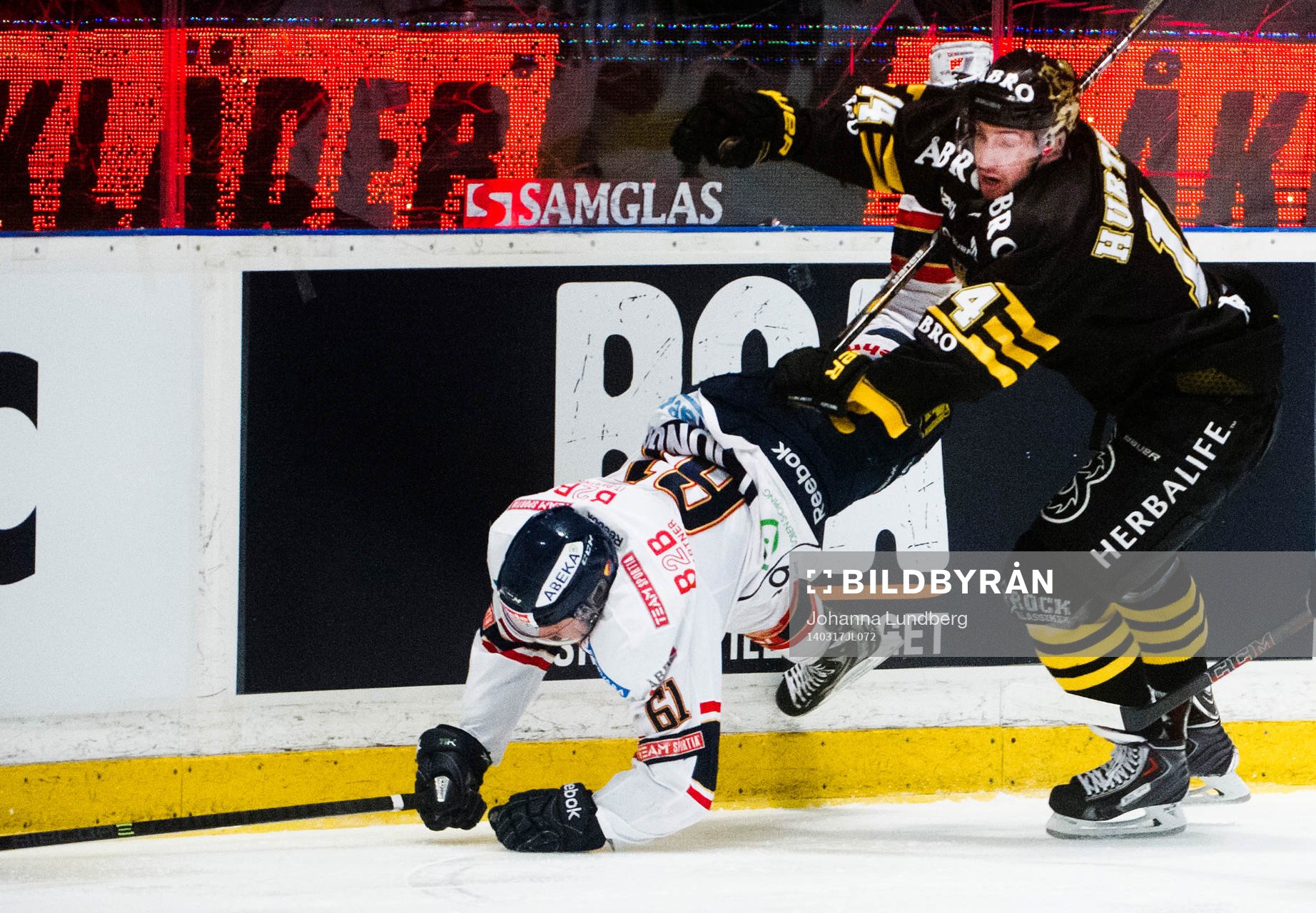 s Mark Hurtubise  tacklar Djurgårdens  Markus Ljungh