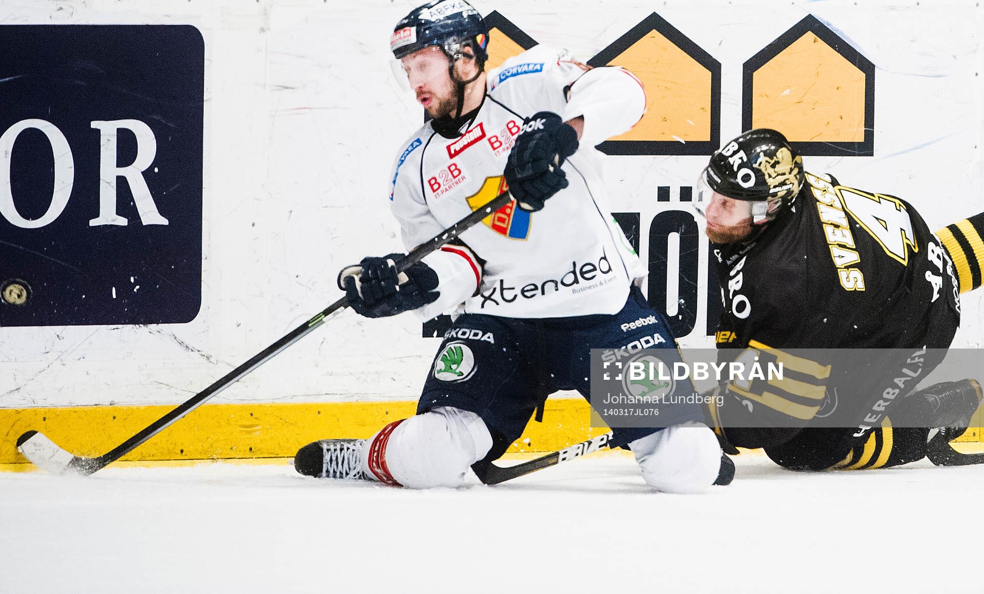 s Fredrik Svensson försöker få fatt på pucken