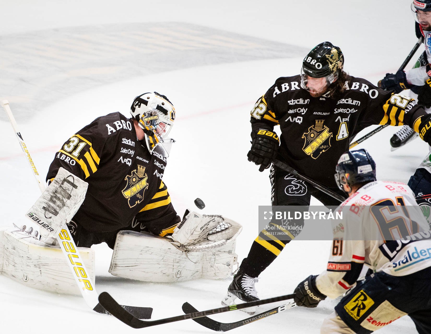 s målvakt Daniel Larsson räddar ett skott