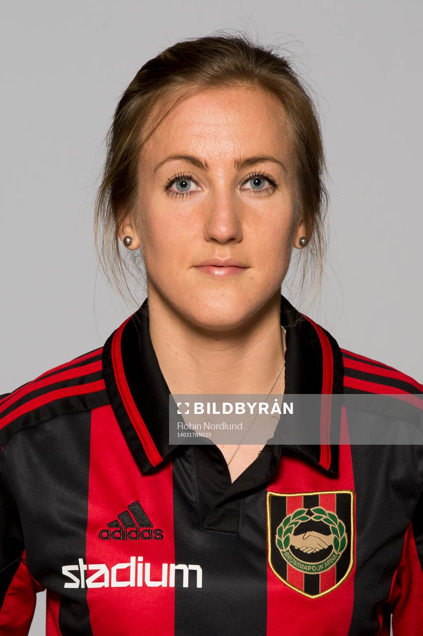 Damfotbollsspelaren Sanna Norlander, Brommapojkarna, poserar för ett porträtt den 17 mars 2014 i Solna.