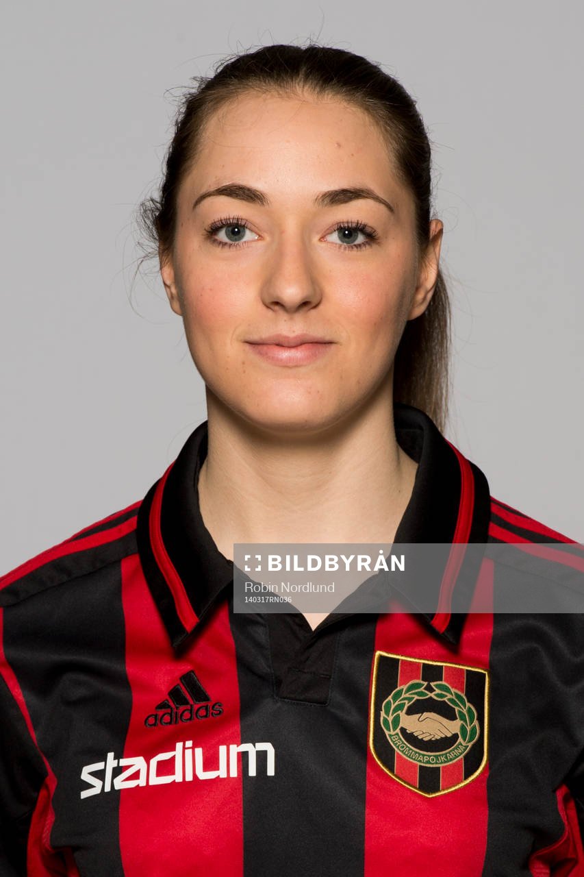 Damfotbollsspelaren Victoria Riesterer, Brommapojkarna