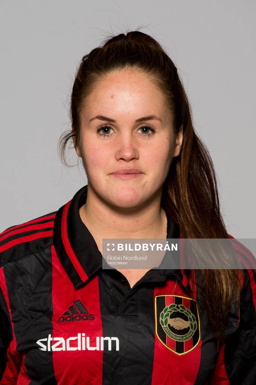 Damfotbollsspelaren Sandra Lindkvist, Brommapojkarna, poserar för ett porträtt den 17 mars 2014 i Solna.